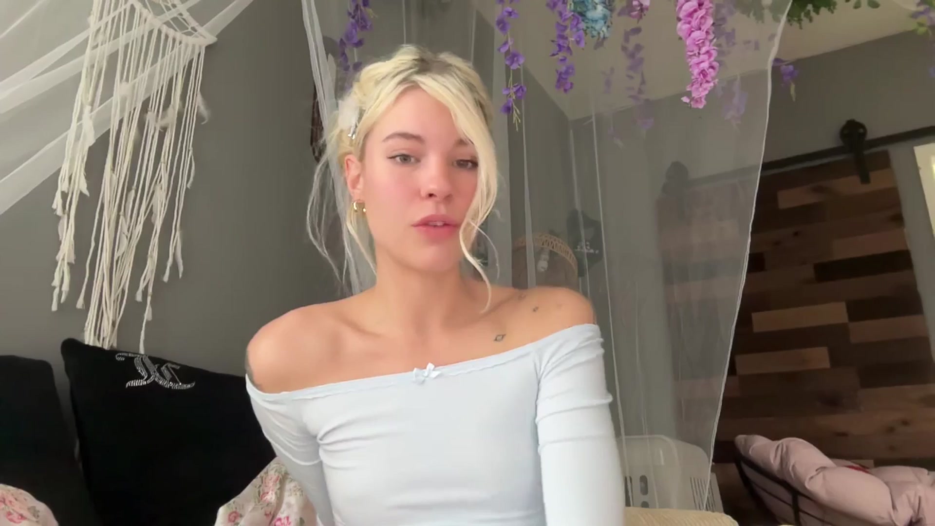 Gallery image thumbnail from annieangel18's myfreecams stream on, 03/27/2025, 17:52 image 12 of 20
