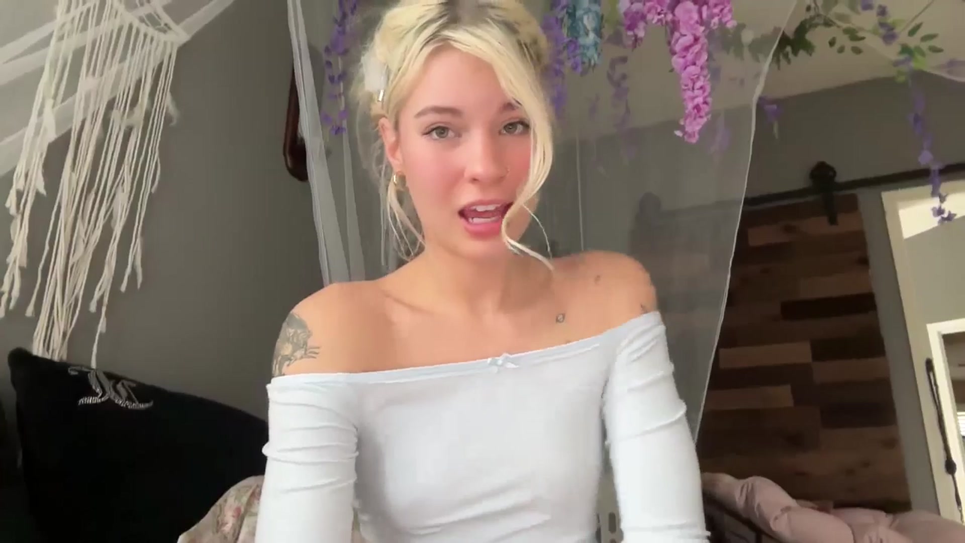 Gallery image thumbnail from annieangel18's myfreecams stream on, 03/27/2025, 17:52 image 6 of 20