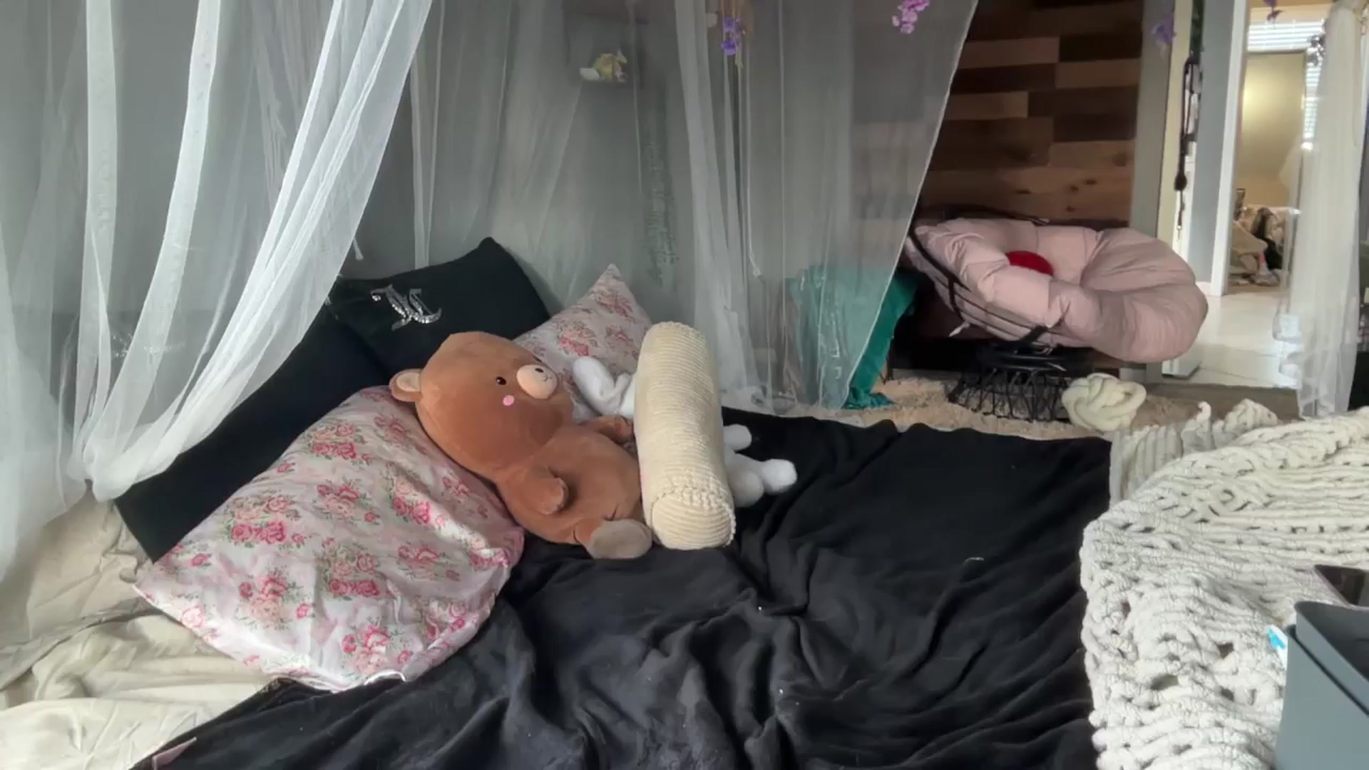 Gallery image thumbnail from annieangel18's myfreecams stream on, 03/30/2025, 23:50 image 19 of 20