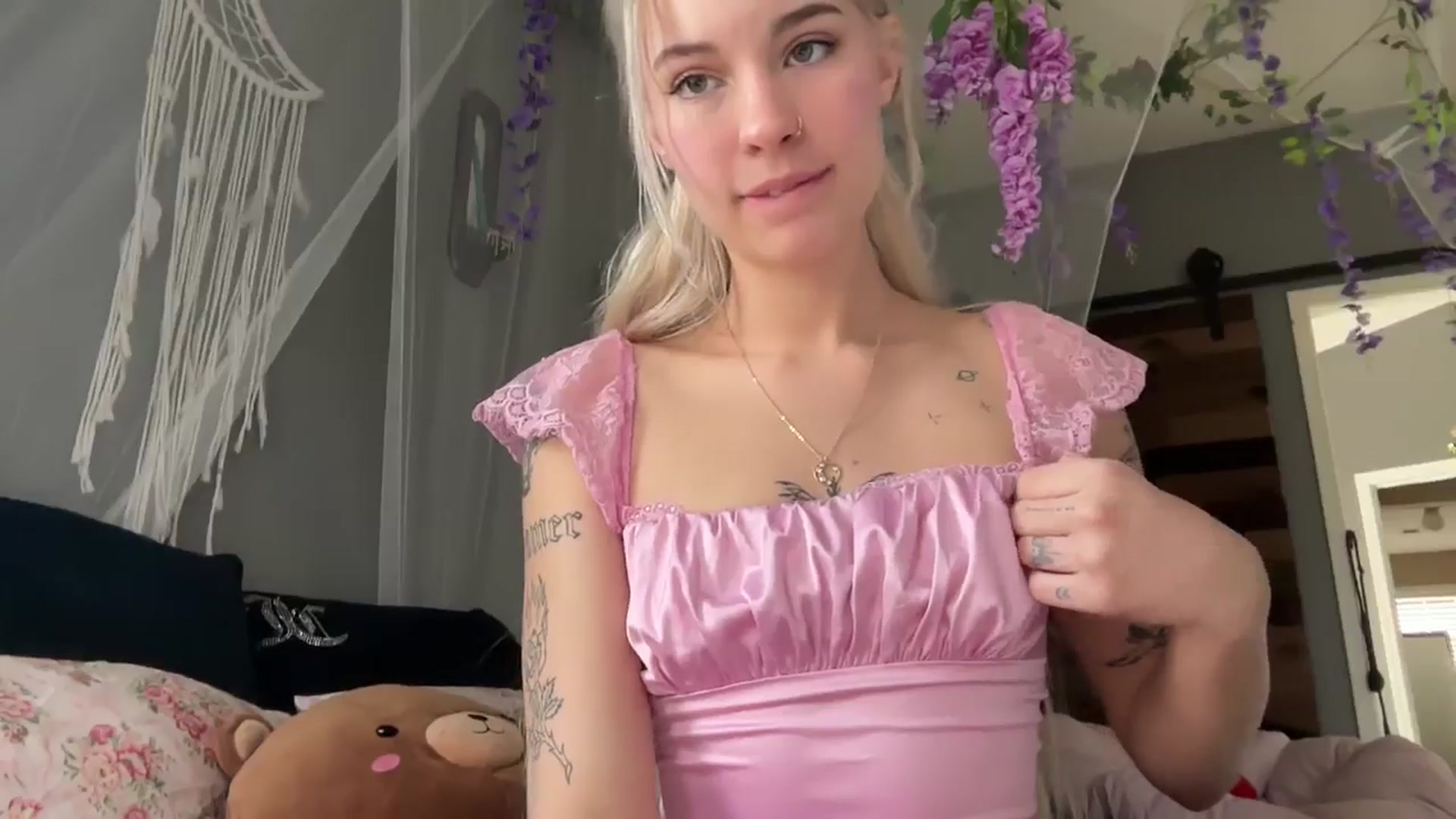 Gallery image thumbnail from annieangel18's myfreecams stream on, 03/31/2025, 17:44 image 2 of 20