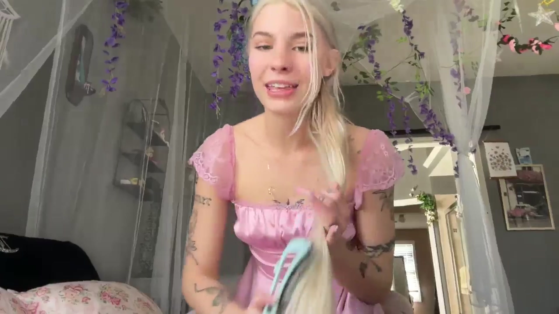Gallery image thumbnail from annieangel18's myfreecams stream on, 03/31/2025, 17:44 image 14 of 20