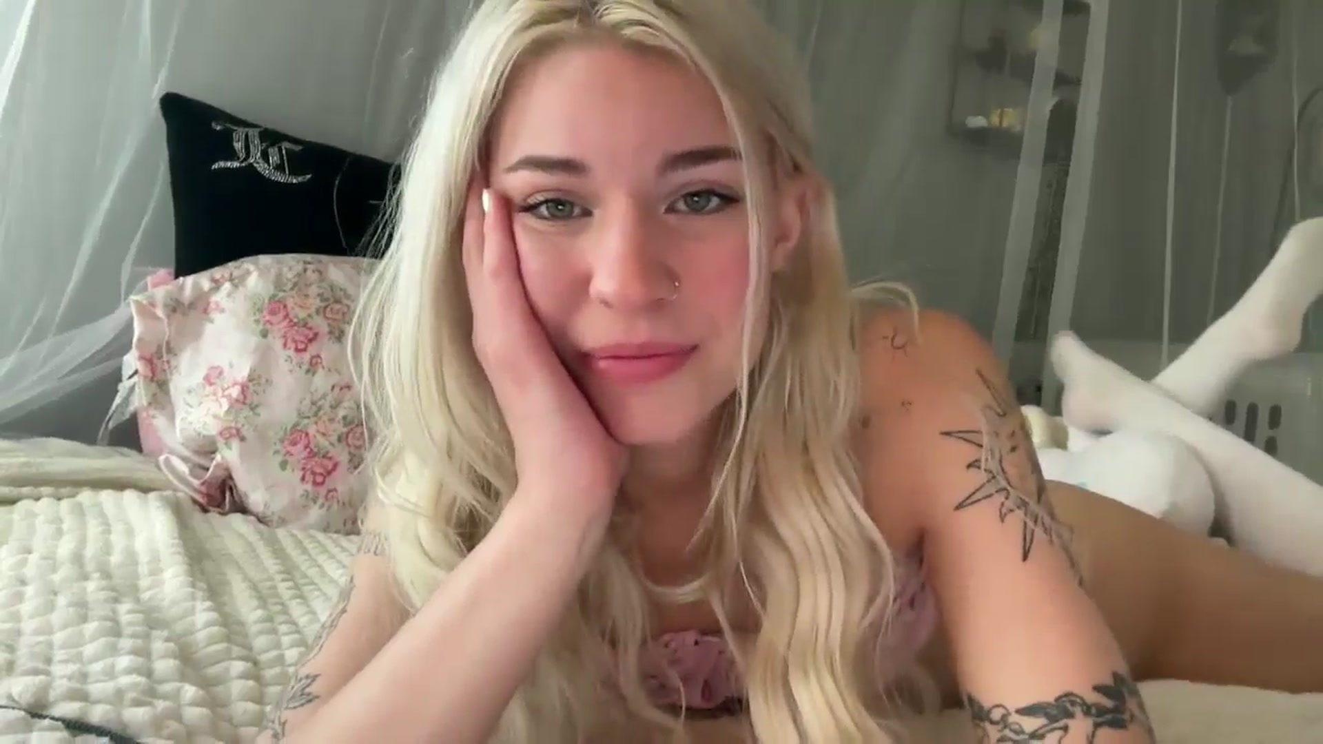 Gallery image thumbnail from annieangel18's myfreecams stream on, 04/17/2025, 16:36 image 13 of 20