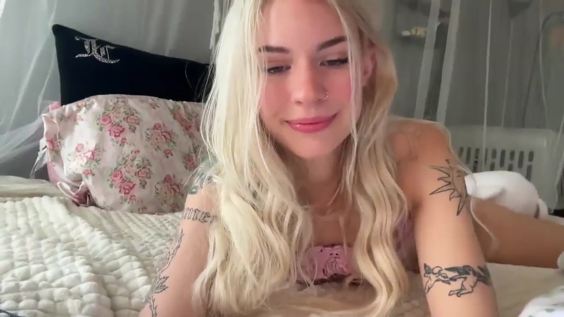 Gallery image thumbnail from annieangel18's myfreecams stream on, 04/17/2025, 16:36 image 18 of 20