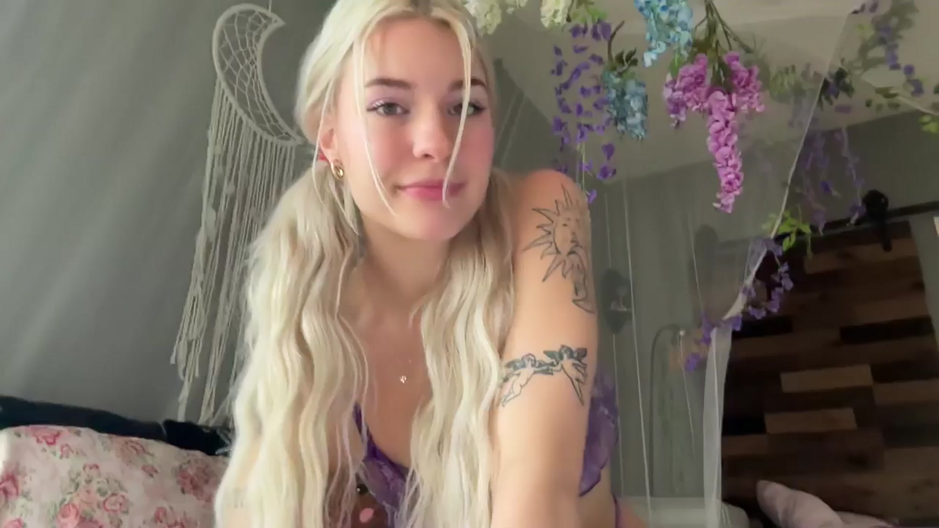 Gallery image thumbnail from annieangel18's myfreecams stream on, 04/22/2025, 15:47 image 1 of 20