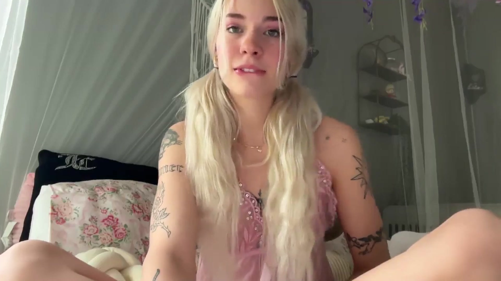 Gallery image thumbnail from annieangel18's myfreecams stream on, 04/25/2025, 15:12 image 5 of 20