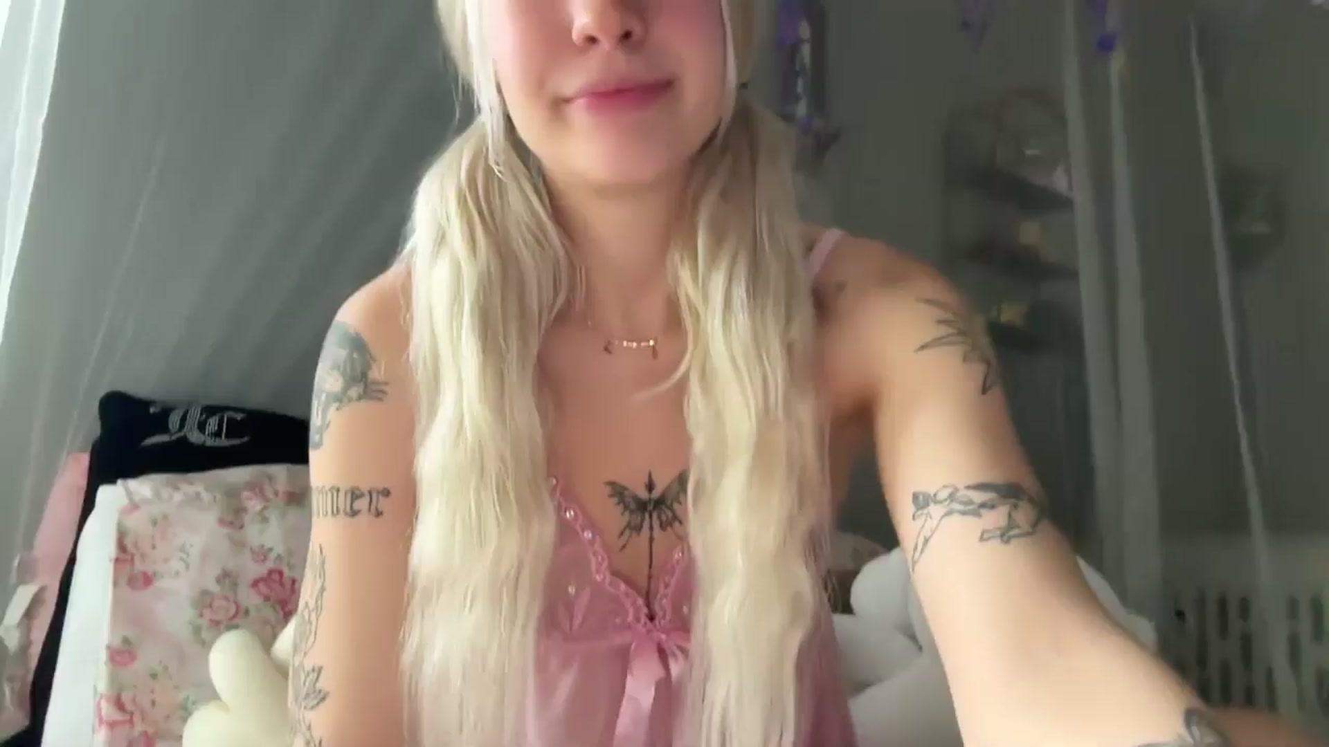Gallery image thumbnail from annieangel18's myfreecams stream on, 04/25/2025, 15:12 image 1 of 20