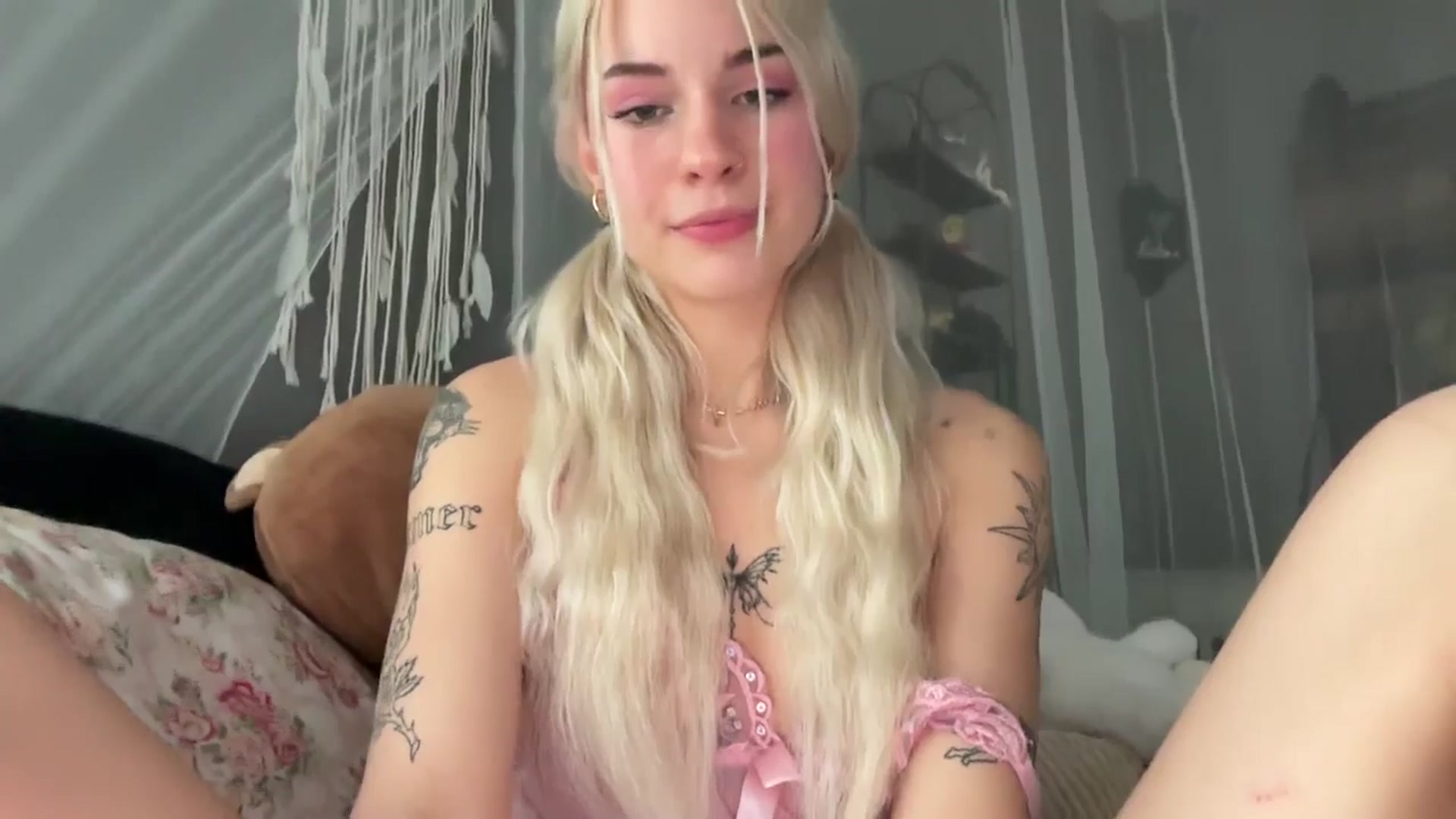 Gallery image thumbnail from annieangel18's myfreecams stream on, 04/25/2025, 16:28 image 3 of 20