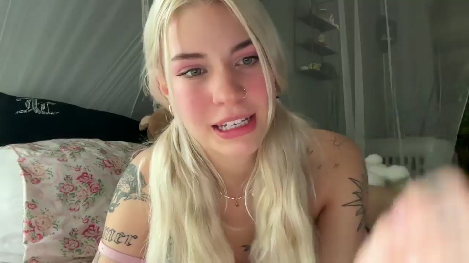 Gallery image thumbnail from annieangel18's myfreecams stream on, 04/25/2025, 16:28 image 5 of 20