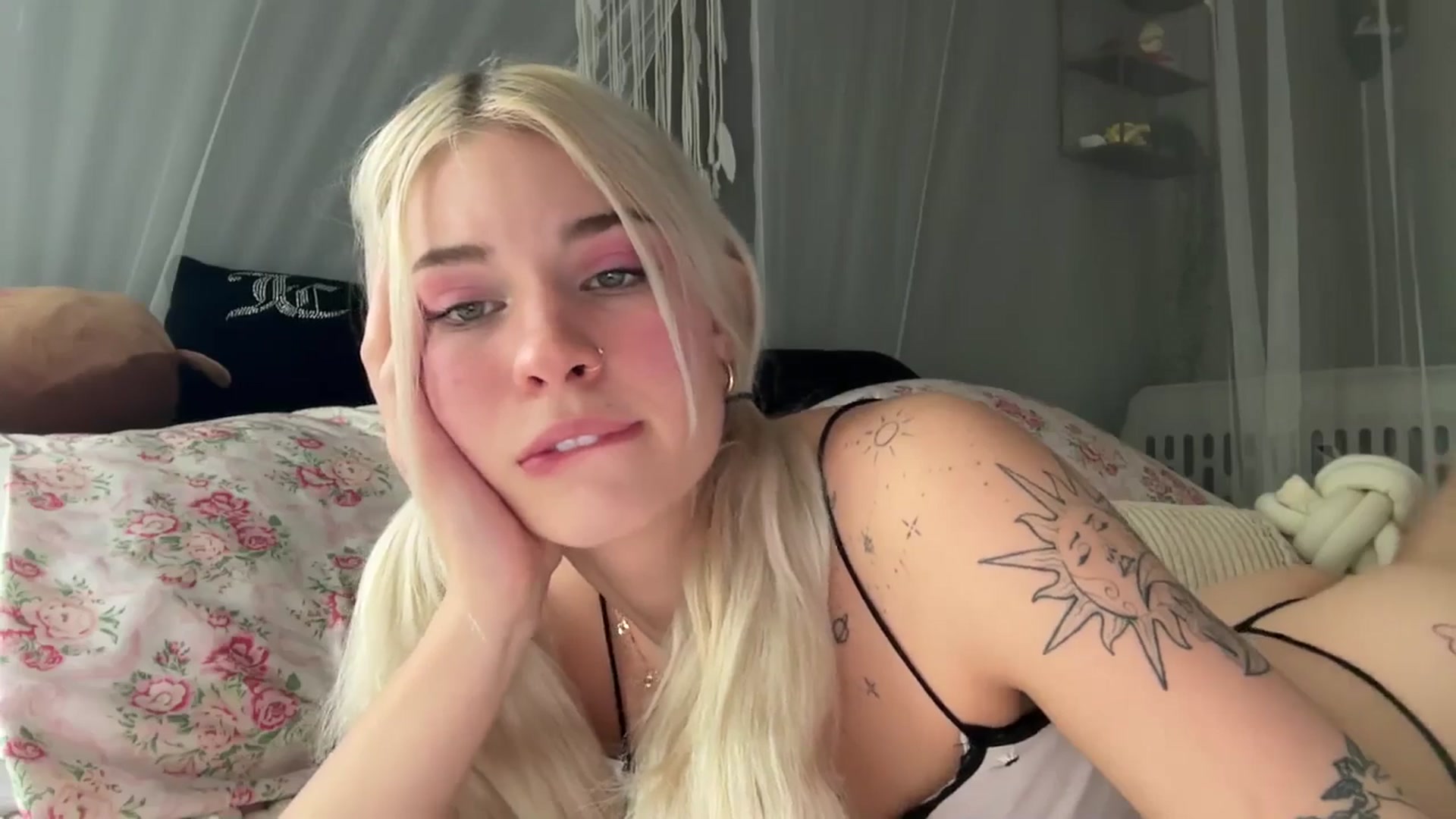 Gallery image thumbnail from annieangel18's myfreecams stream on, 04/25/2025, 16:59 image 10 of 20