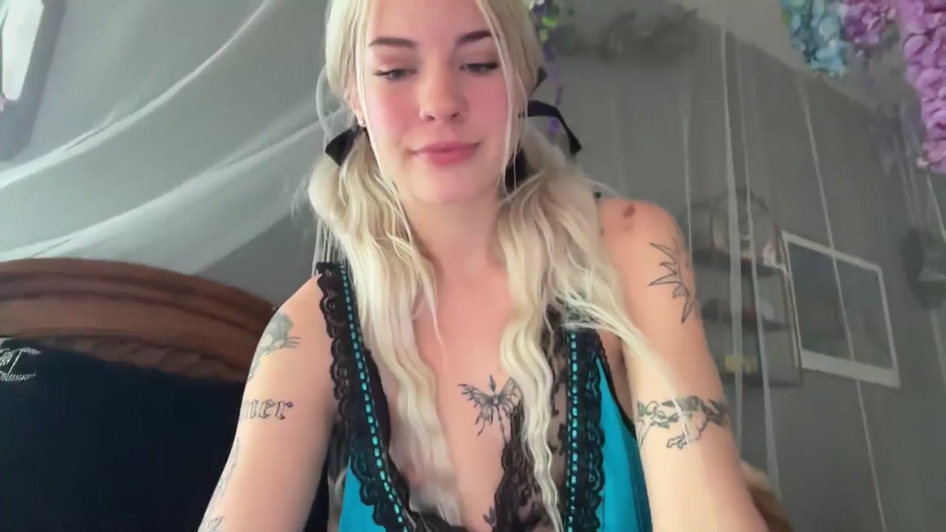 Gallery image thumbnail from annieangel18's myfreecams stream on, 05/06/2025, 16:00 image 8 of 20