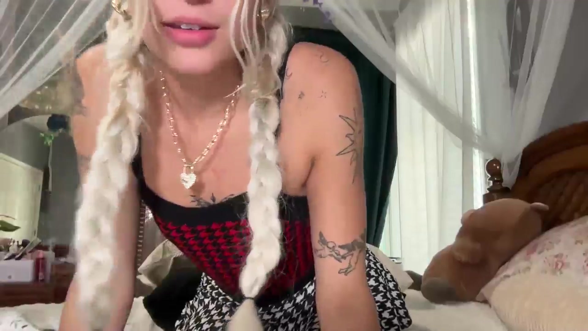 Gallery image thumbnail from annieangel18's myfreecams stream on, 06/26/2025, 19:31 image 14 of 20