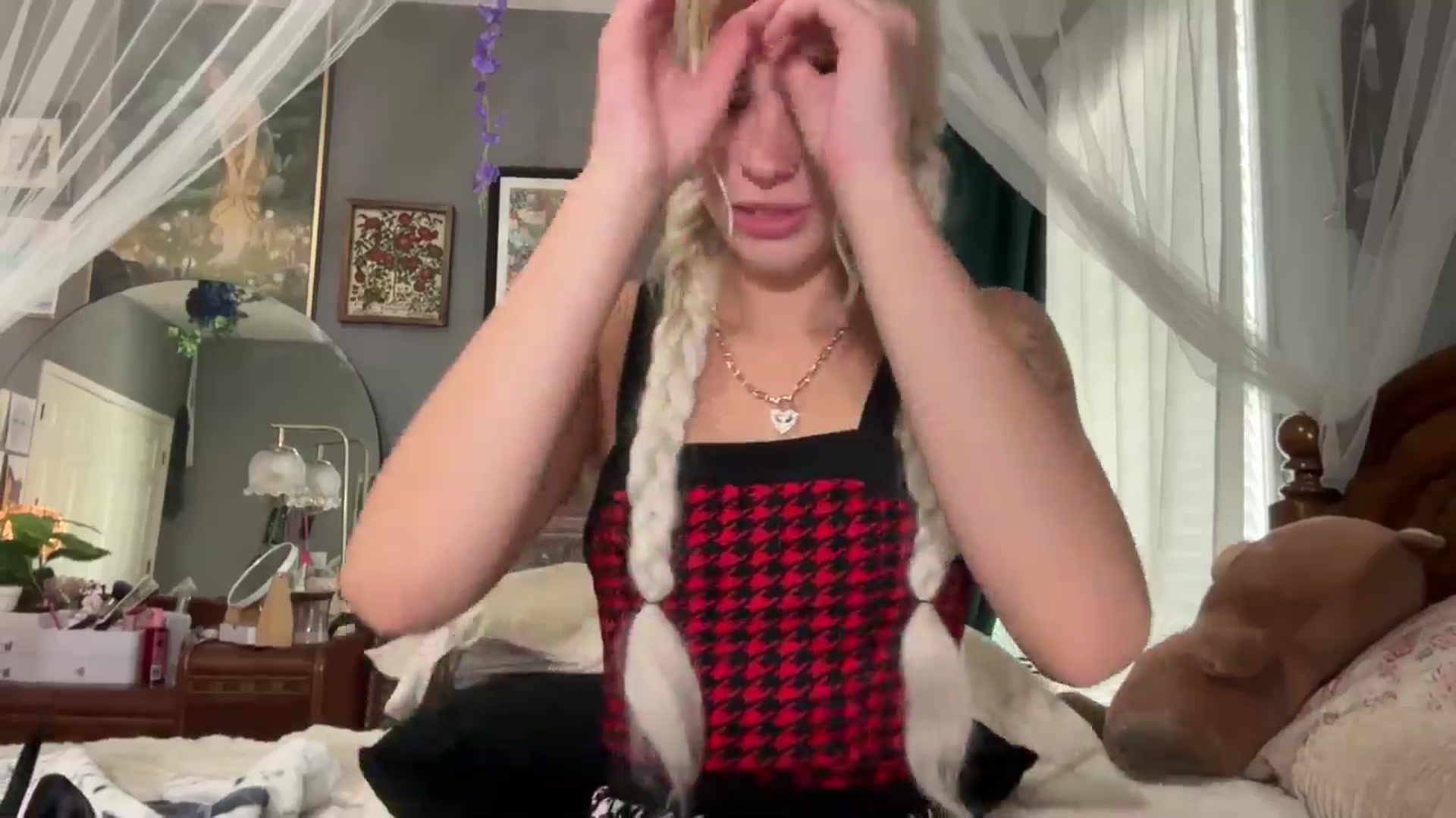 Gallery image thumbnail from annieangel18's myfreecams stream on, 06/26/2025, 19:31 image 2 of 20