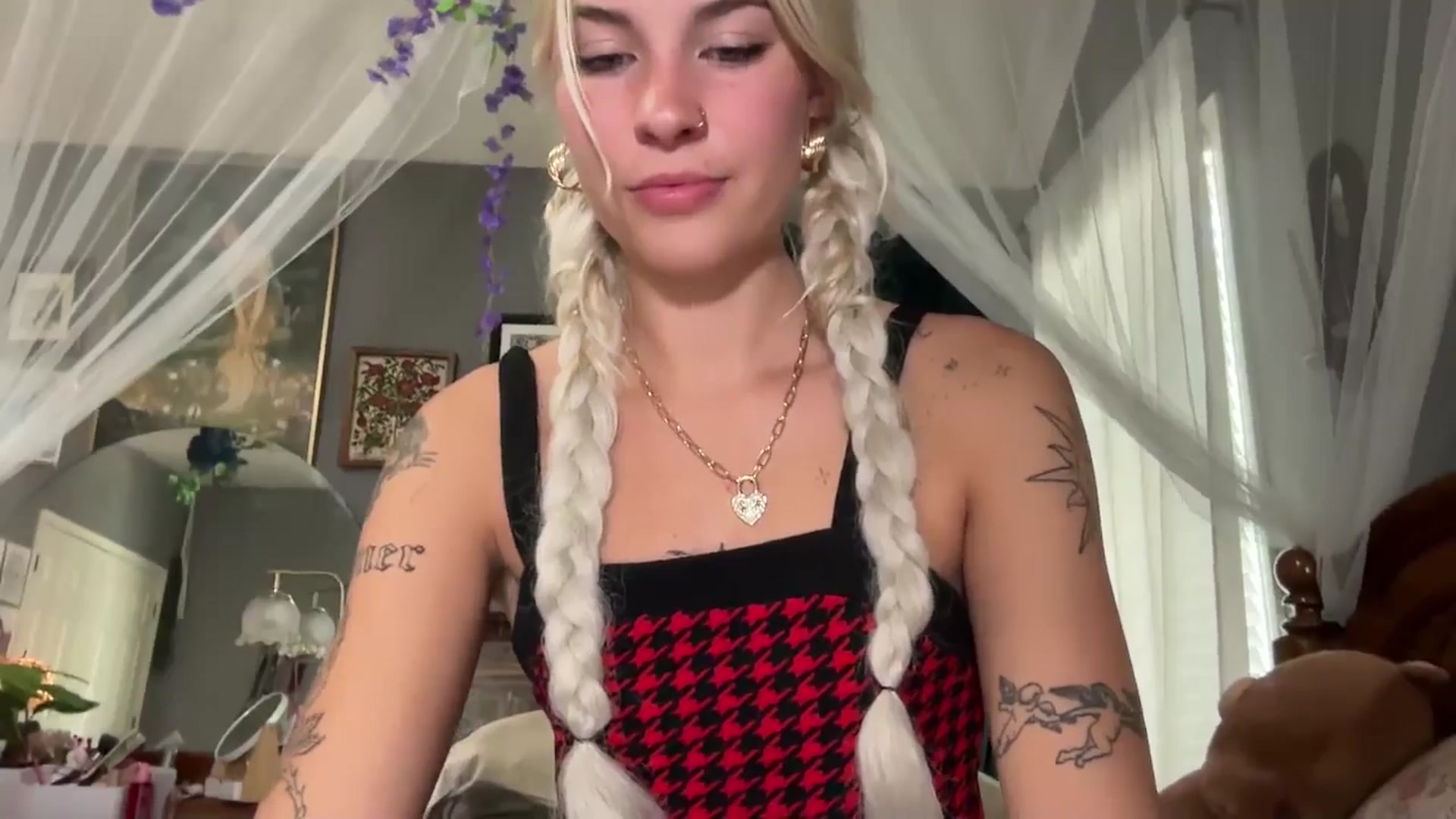 Gallery image thumbnail from annieangel18's myfreecams stream on, 06/26/2025, 19:31 image 4 of 20
