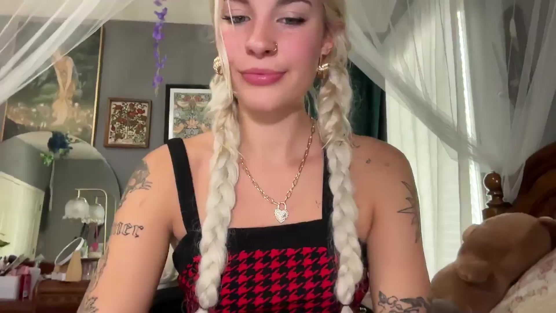 Gallery image thumbnail from annieangel18's myfreecams stream on, 06/26/2025, 19:31 image 8 of 20
