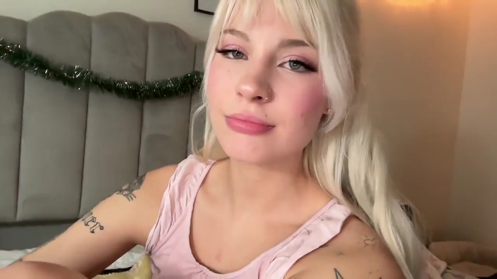 Gallery image thumbnail from annieangel18's myfreecams stream on, 11/24/2025, 21:51 image 15 of 20