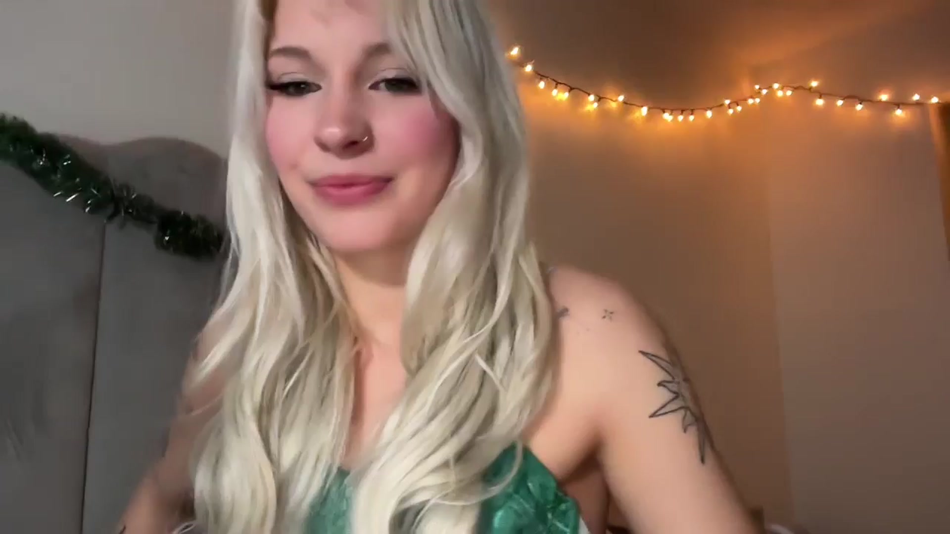 Gallery image thumbnail from annieangel18's myfreecams stream on, 12/01/2025, 23:03 image 1 of 20