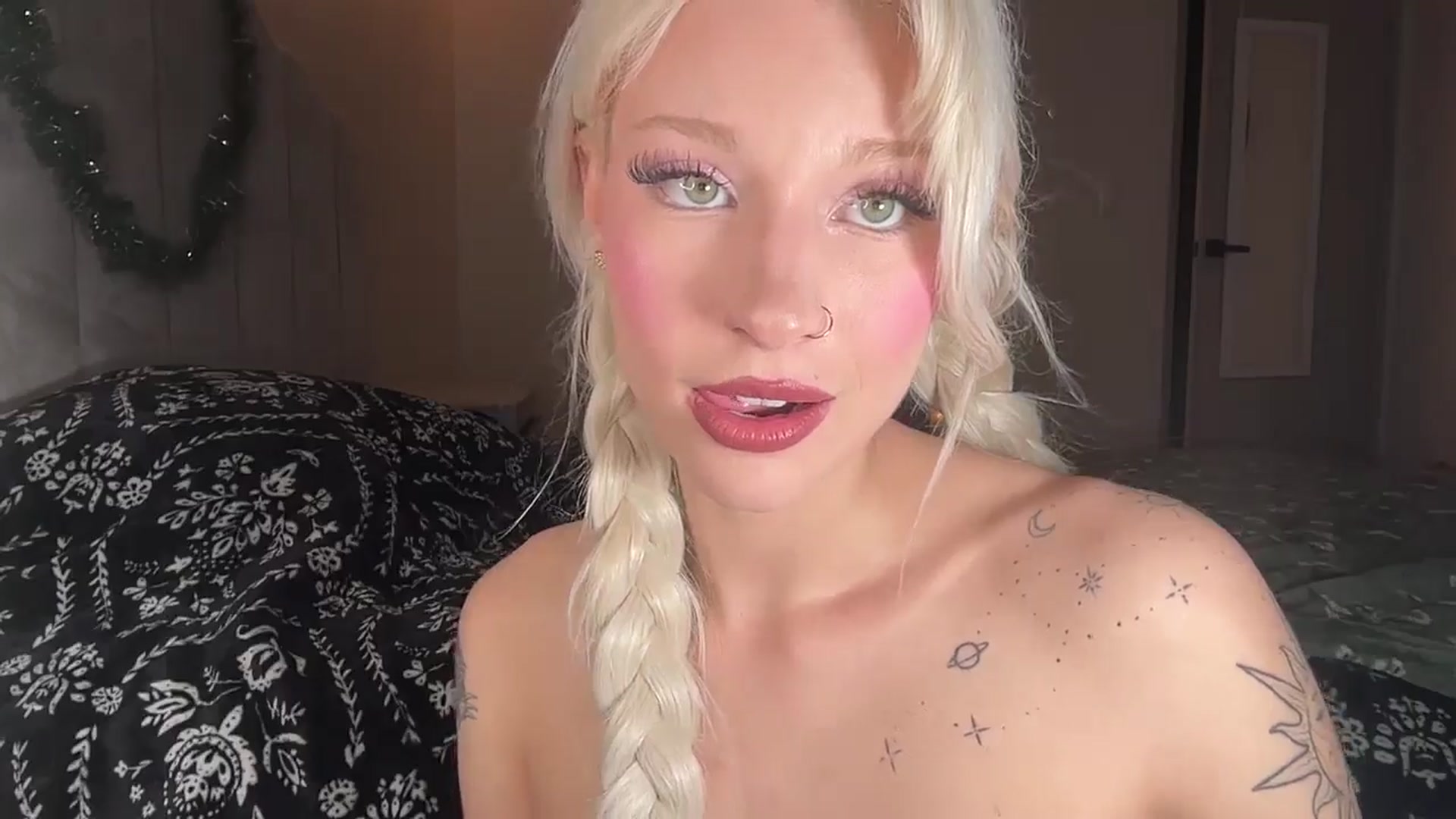 Gallery image thumbnail from annieangel18's myfreecams stream on, 12/18/2025, 23:08 image 14 of 20