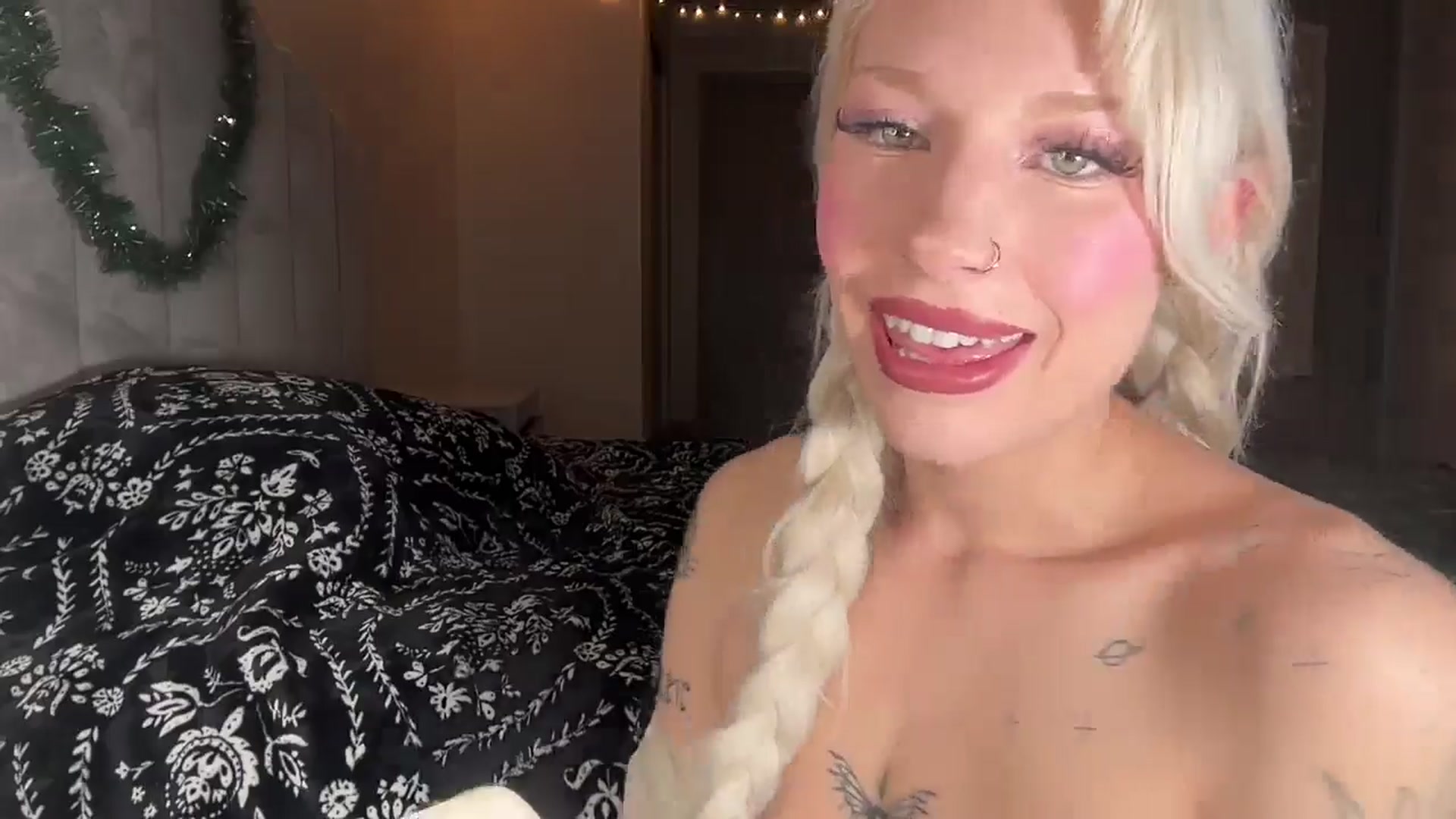 Gallery image thumbnail from annieangel18's myfreecams stream on, 12/18/2025, 23:08 image 13 of 20