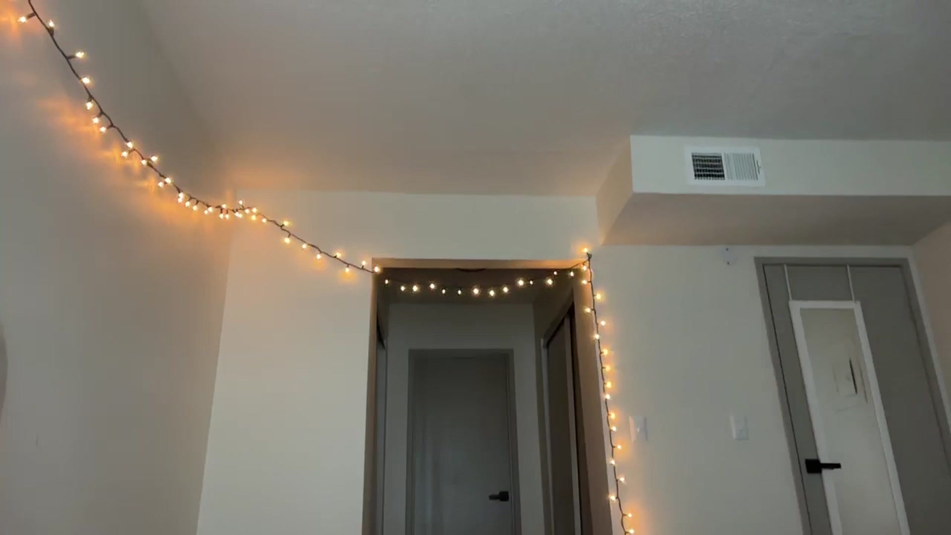 Gallery image thumbnail from annieangel18's myfreecams stream on, 12/23/2025, 19:18 image 2 of 20