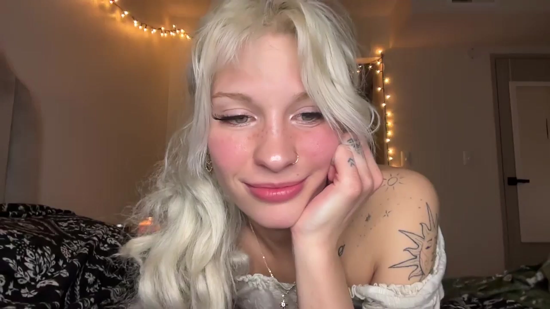 Gallery image thumbnail from annieangel18's myfreecams stream on, 12/24/2025, 08:01 image 14 of 20