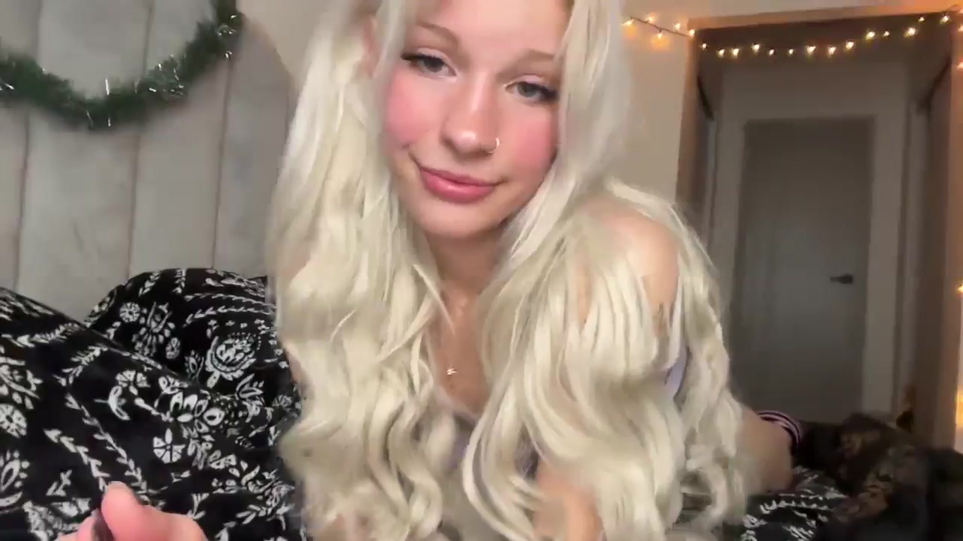 Gallery image thumbnail from annieangel18's myfreecams stream on, 12/27/2025, 22:08 image 12 of 20