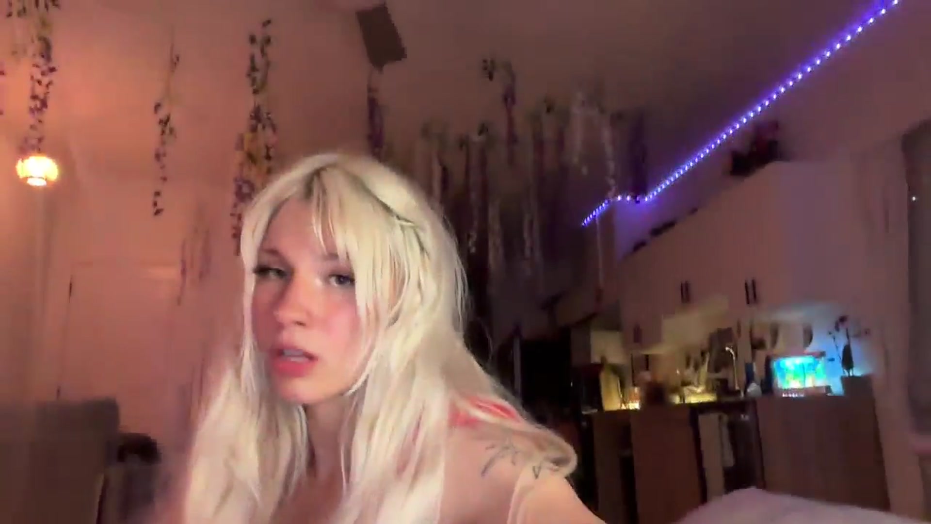 Gallery image thumbnail from annieangel18's myfreecams stream on, 03/25/2026, 04:36 image 2 of 20