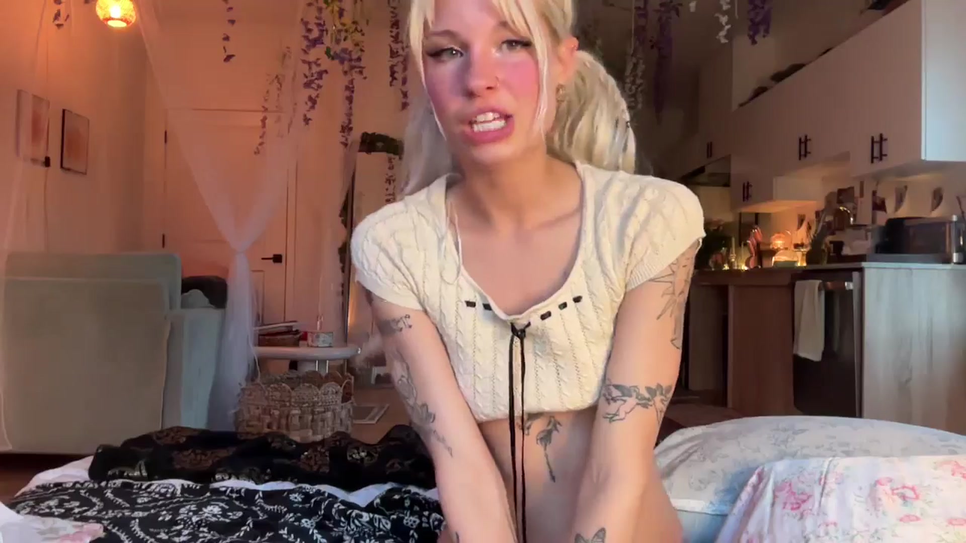 Gallery image thumbnail from annieangel18's myfreecams stream on, 04/10/2026, 24:48 image 18 of 20
