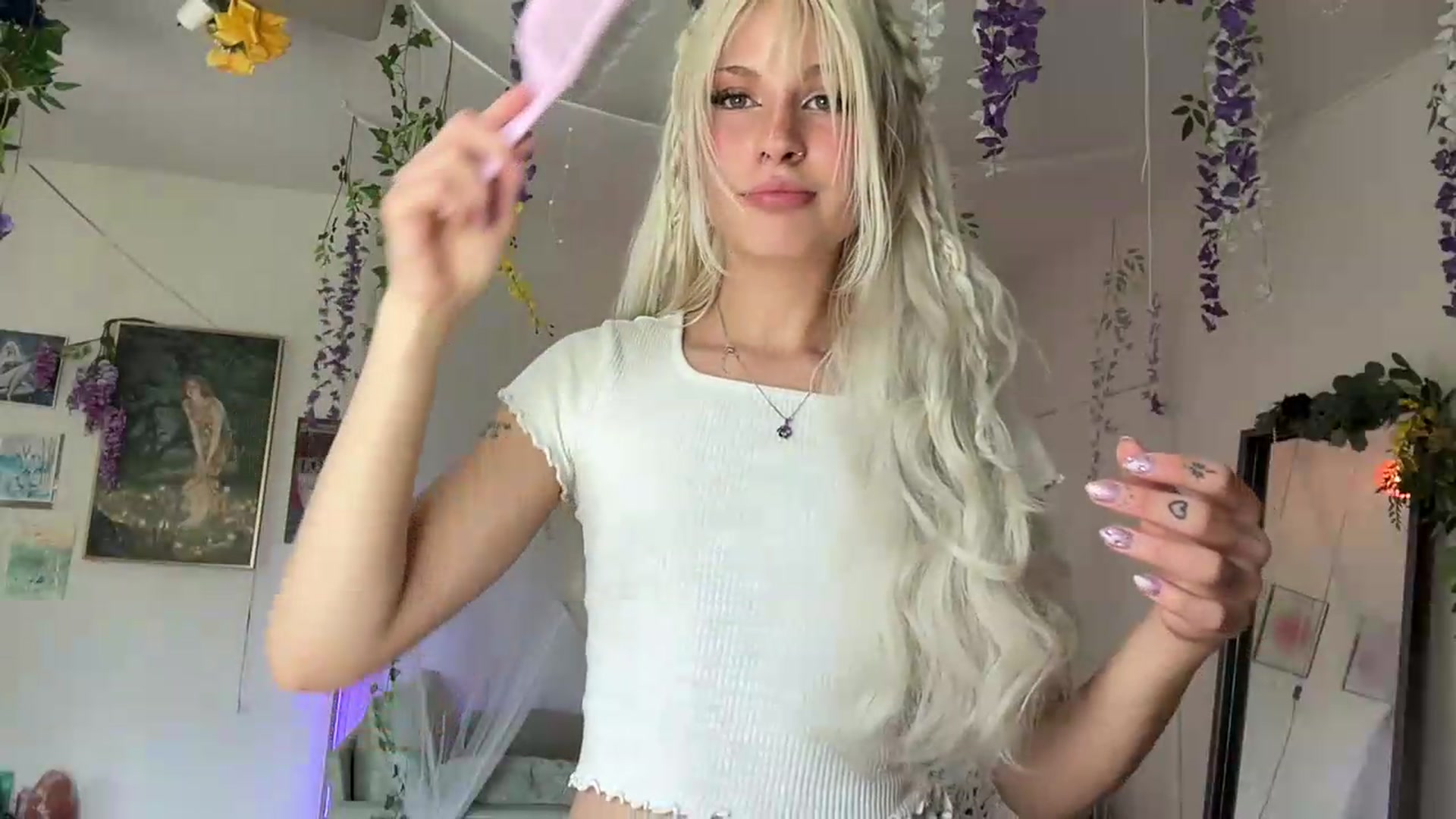 Gallery image thumbnail from annieangel18's myfreecams stream on, 05/20/2026, 19:01 image 16 of 20
