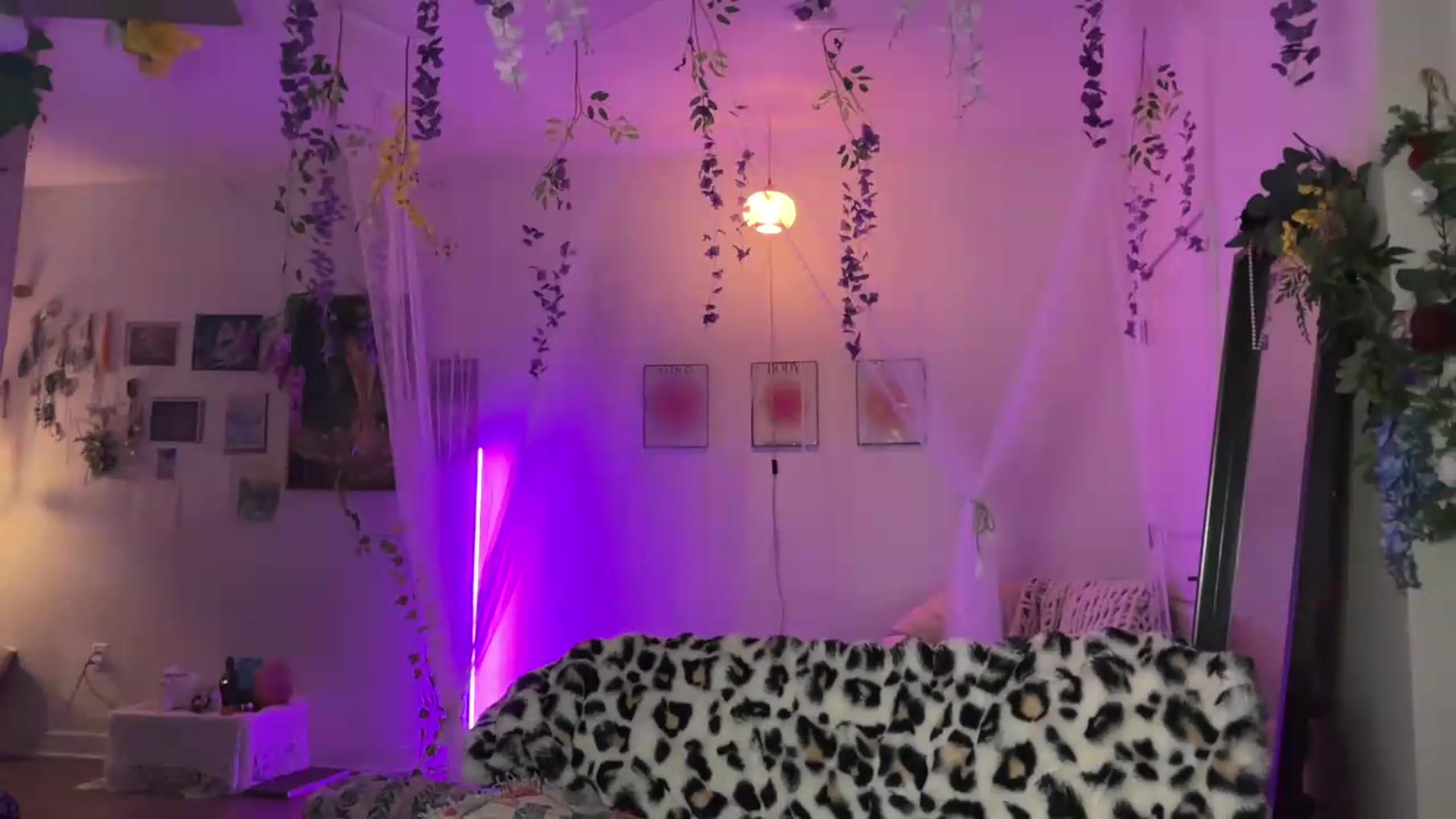 Gallery image thumbnail from annieangel18's myfreecams stream on, 05/22/2026, 02:42 image 4 of 20