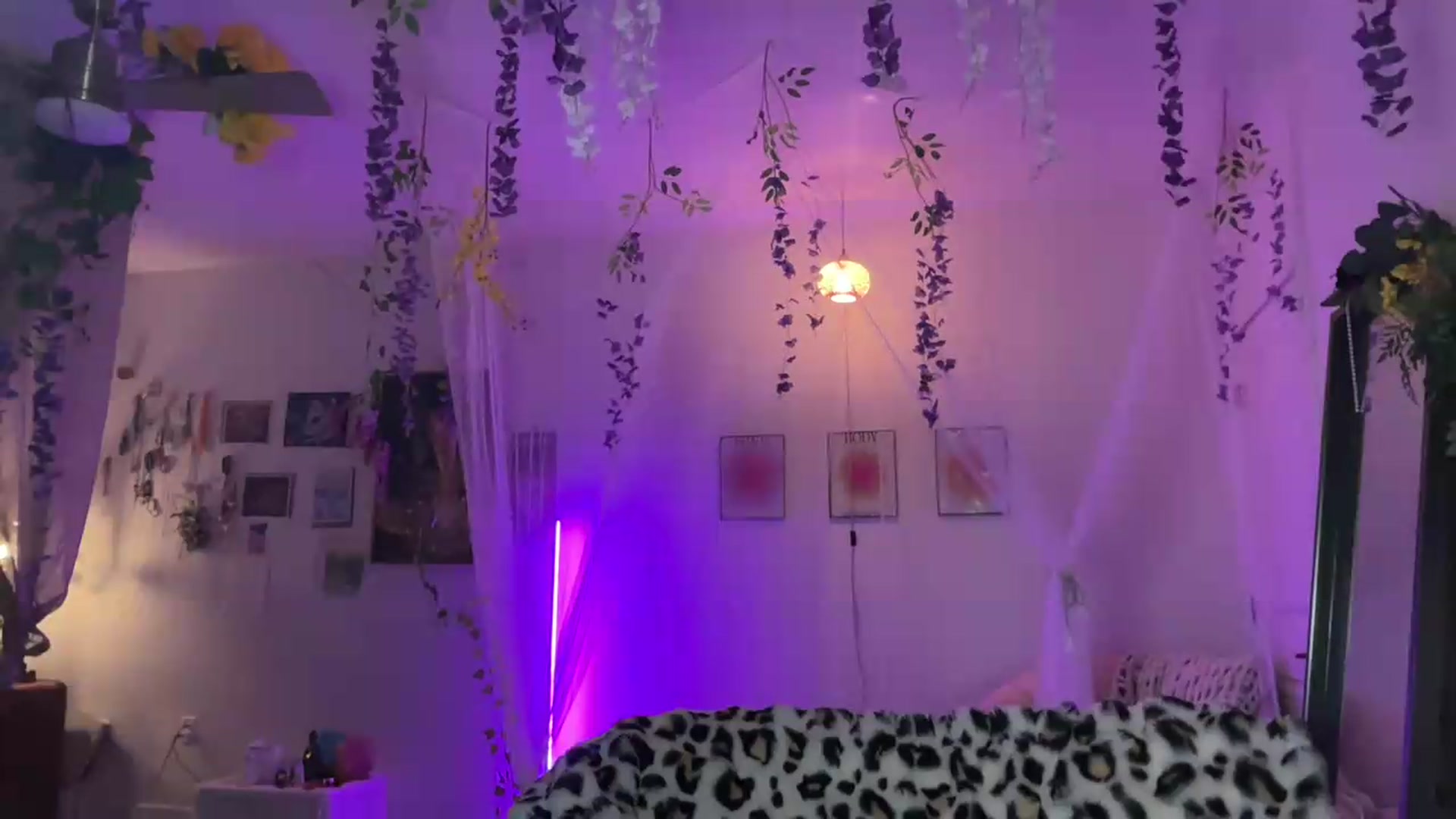 Gallery image thumbnail from annieangel18's myfreecams stream on, 05/22/2026, 02:42 image 14 of 20