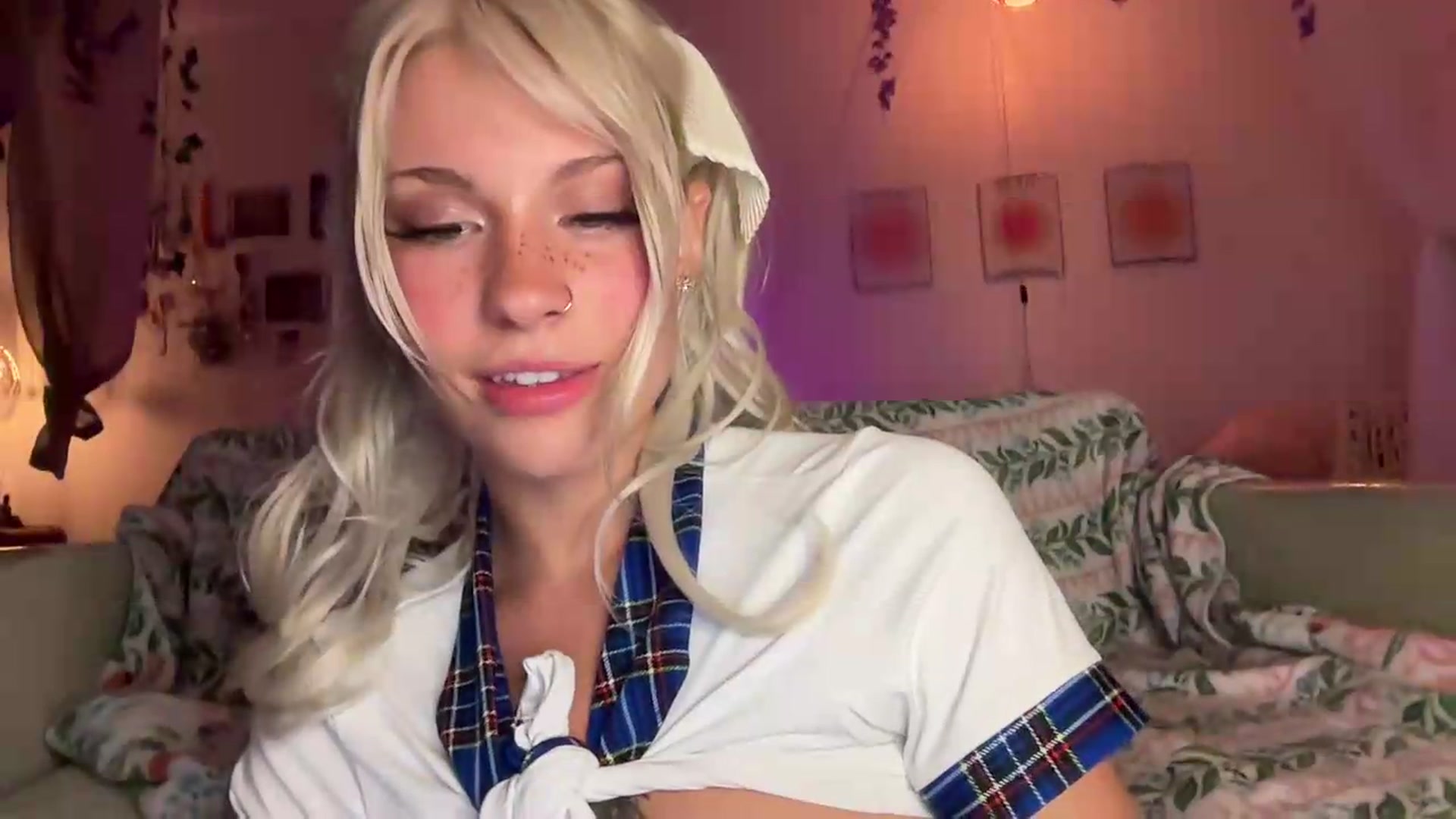 Gallery image thumbnail from annieangel18's myfreecams stream on, 06/09/2026, 03:01 image 18 of 20