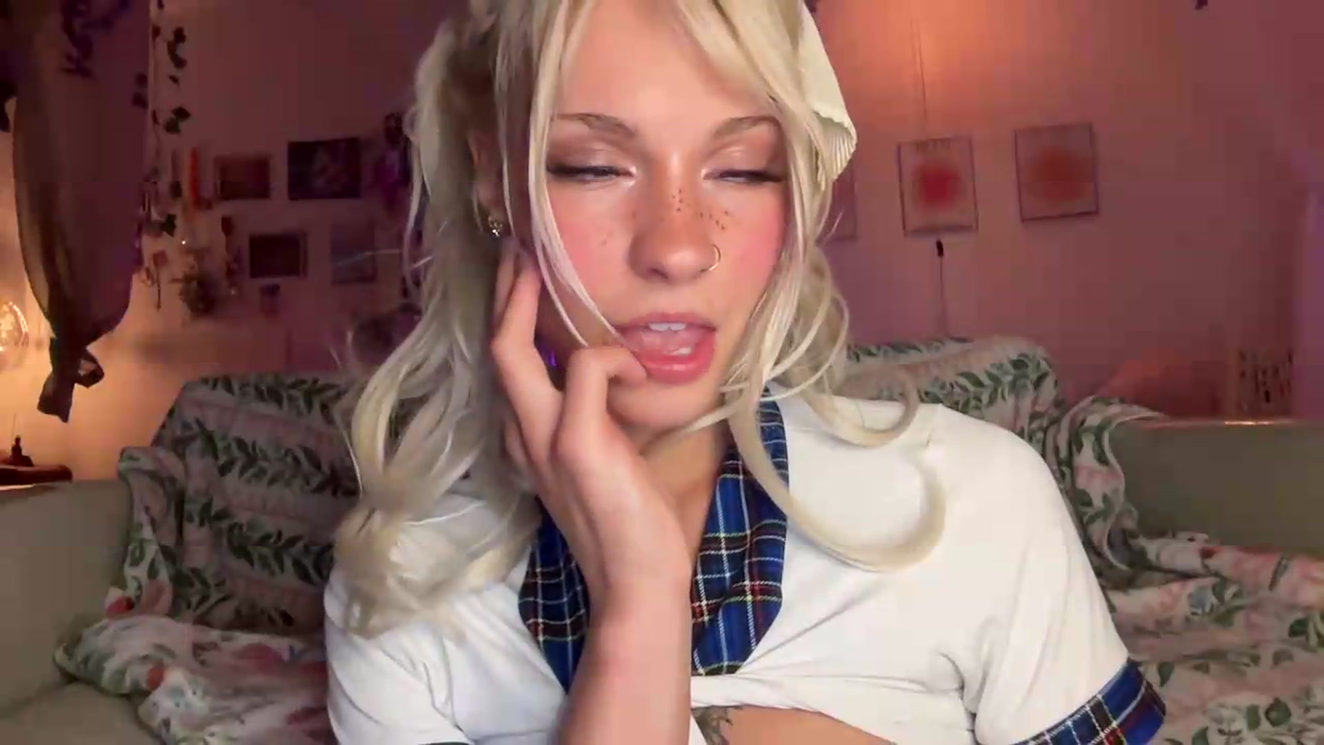 Gallery image thumbnail from annieangel18's myfreecams stream on, 06/09/2026, 03:01 image 19 of 20