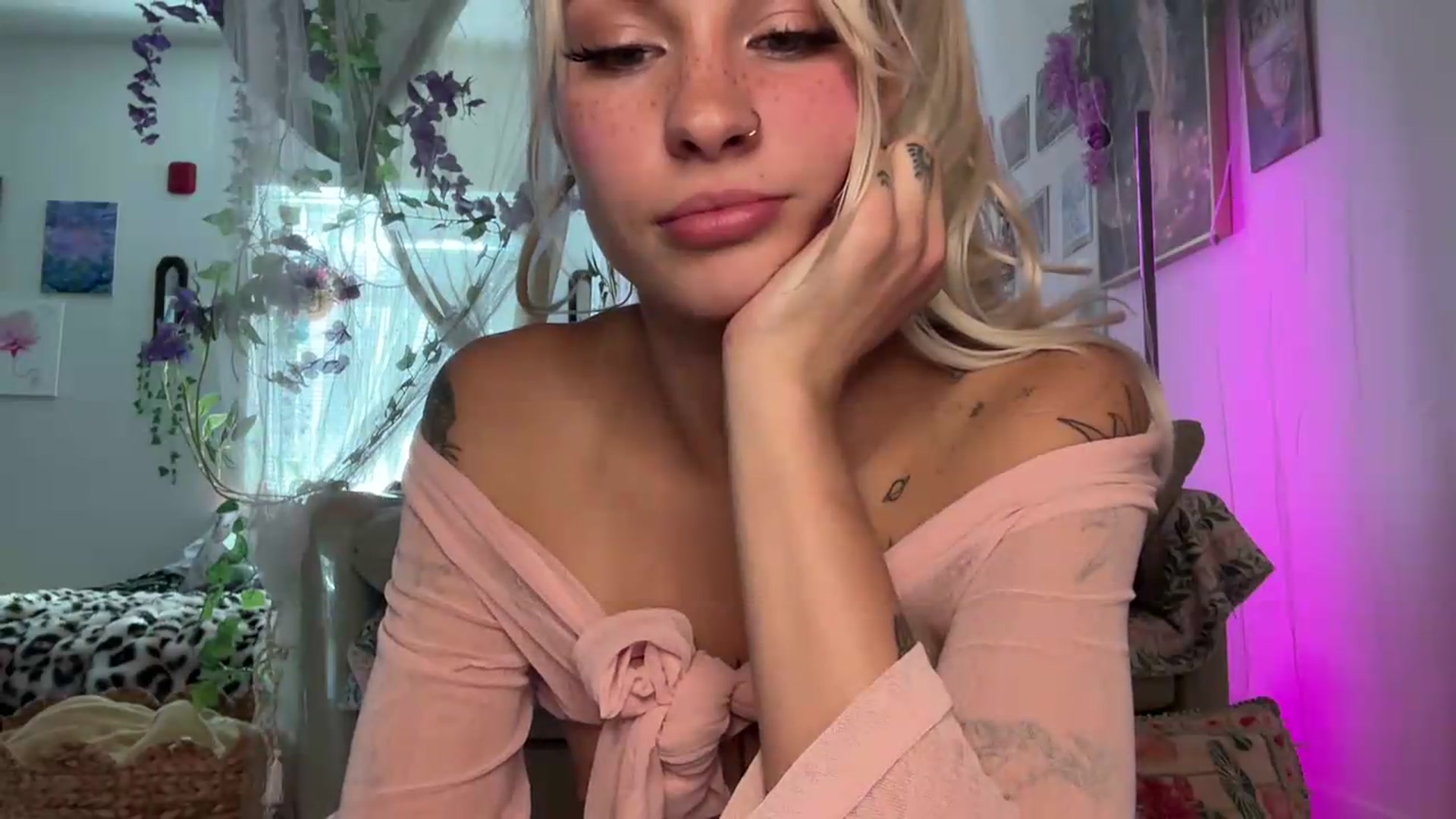 Gallery image thumbnail from annieangel18's myfreecams stream on, 06/16/2026, 24:08 image 6 of 20