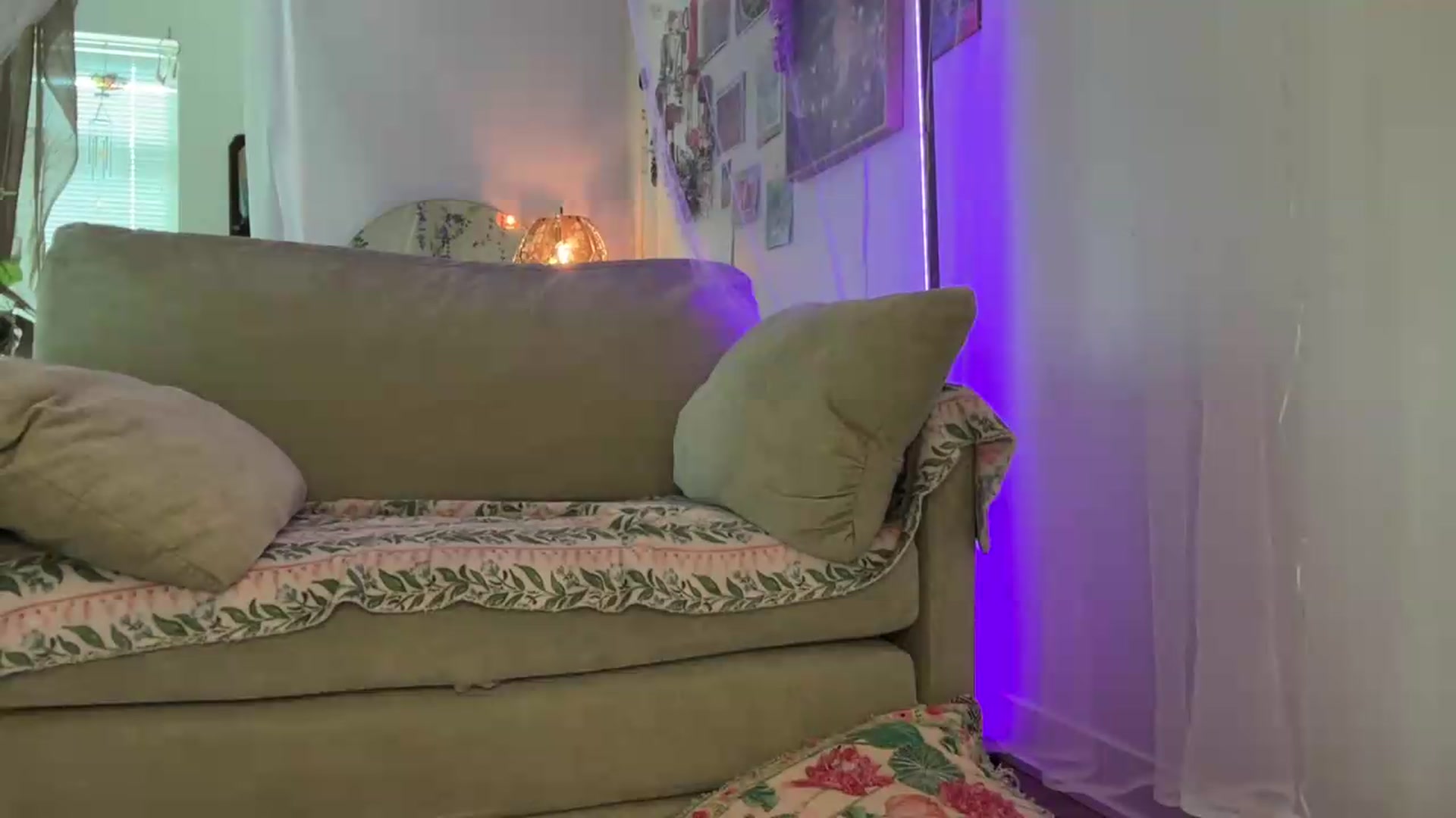 Gallery image thumbnail from annieangel18's myfreecams stream on, 07/10/2026, 21:33 image 17 of 20