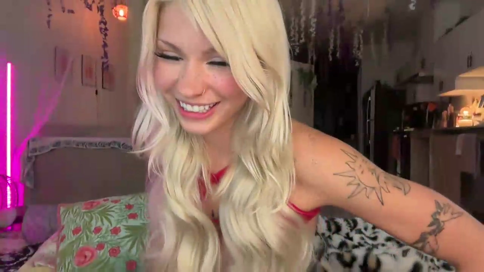Gallery image thumbnail from annieangel18's myfreecams stream on, 07/17/2026, 24:23 image 9 of 20