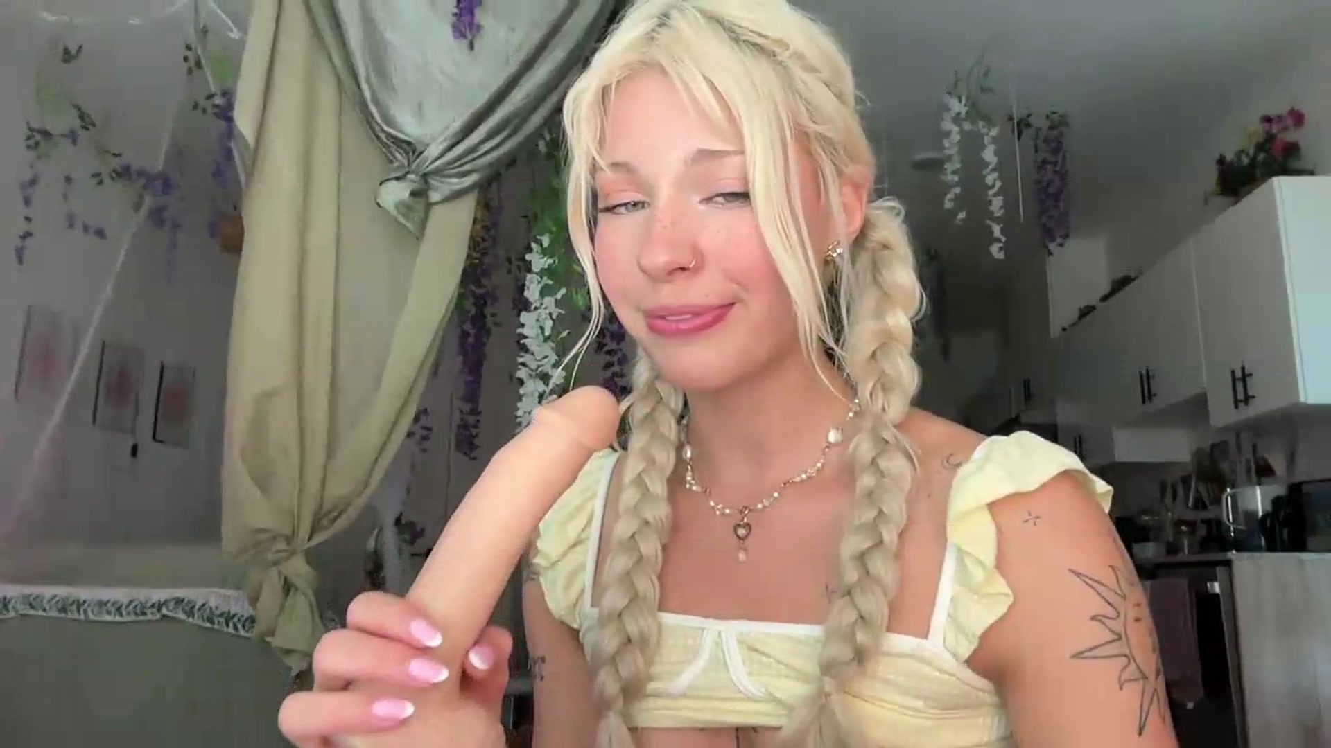Gallery image thumbnail from annieangel18's myfreecams stream on, 07/20/2026, 23:48 image 17 of 20