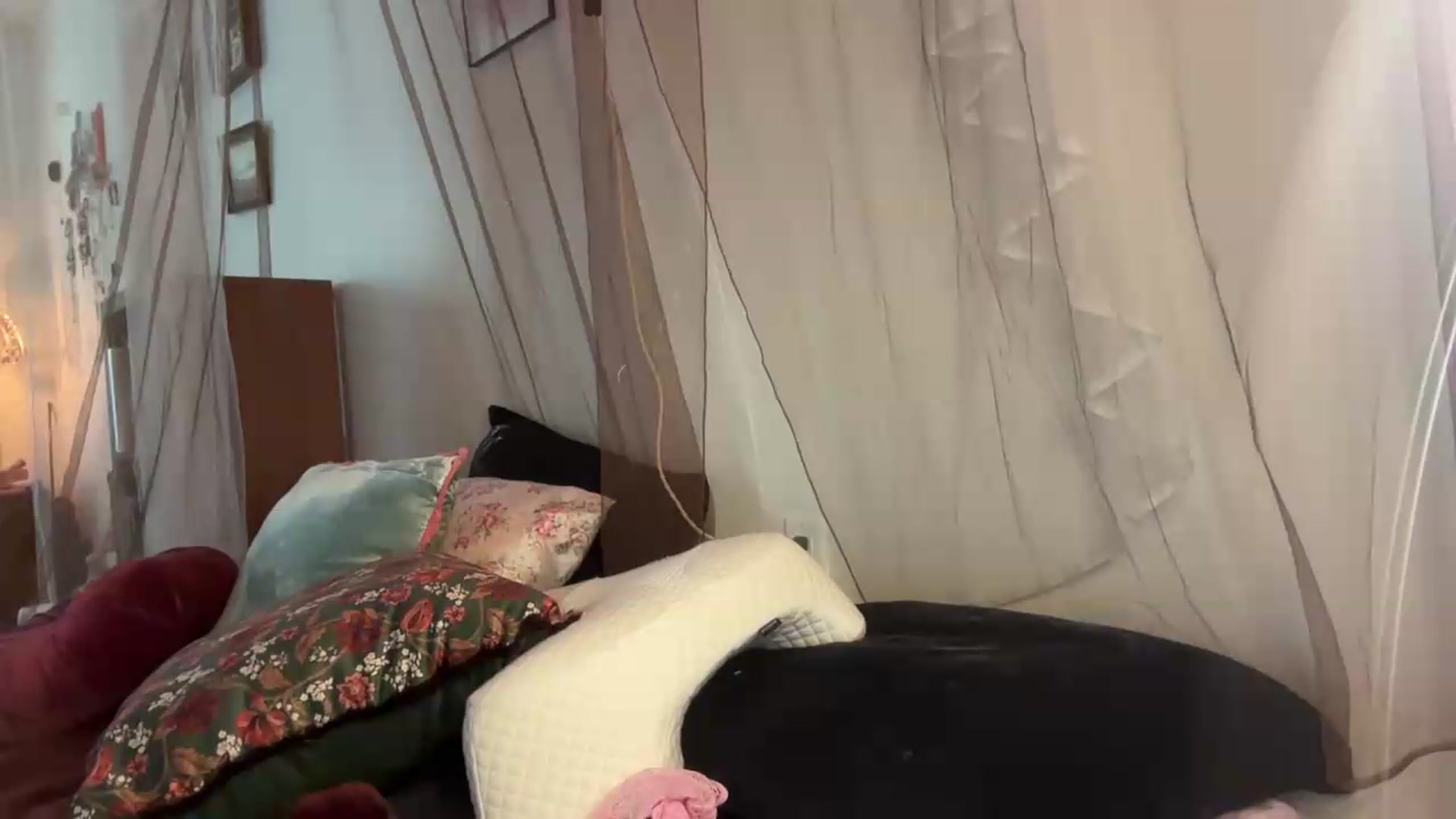 Gallery image thumbnail from annieangel18's myfreecams stream on, 07/28/2026, 23:03 image 16 of 20