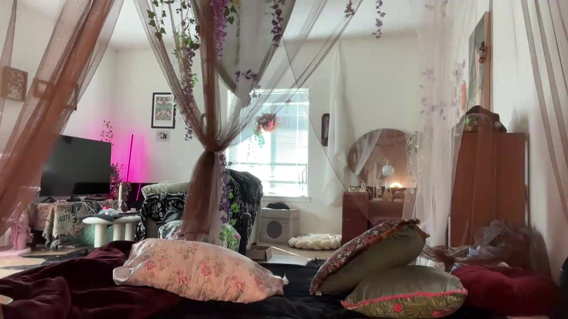 Gallery image thumbnail from annieangel18's myfreecams stream on, 09/16/2026, 20:37 image 18 of 20