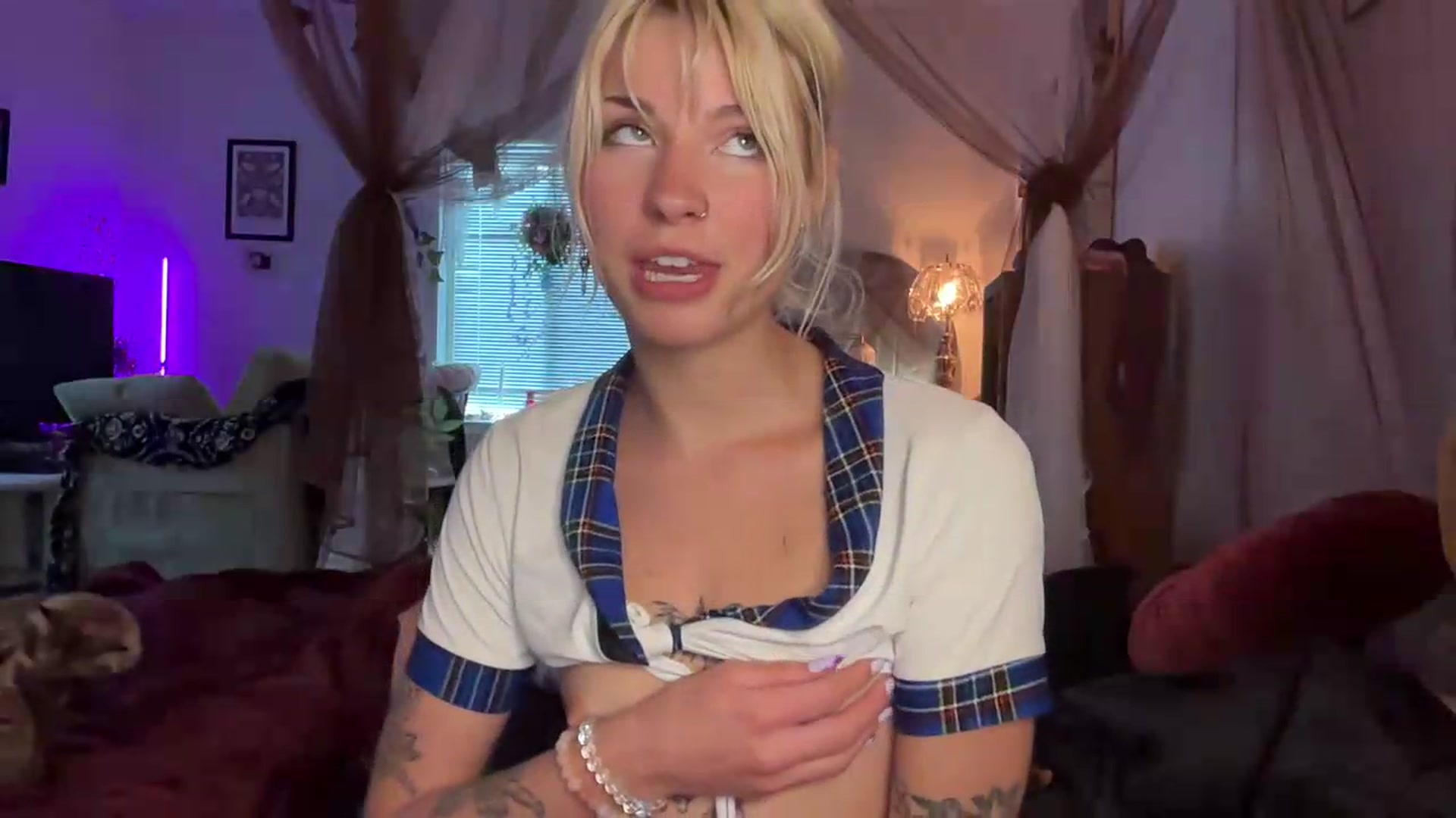 Gallery image thumbnail from annieangel18's myfreecams stream on, 09/24/2026, 23:37 image 19 of 20
