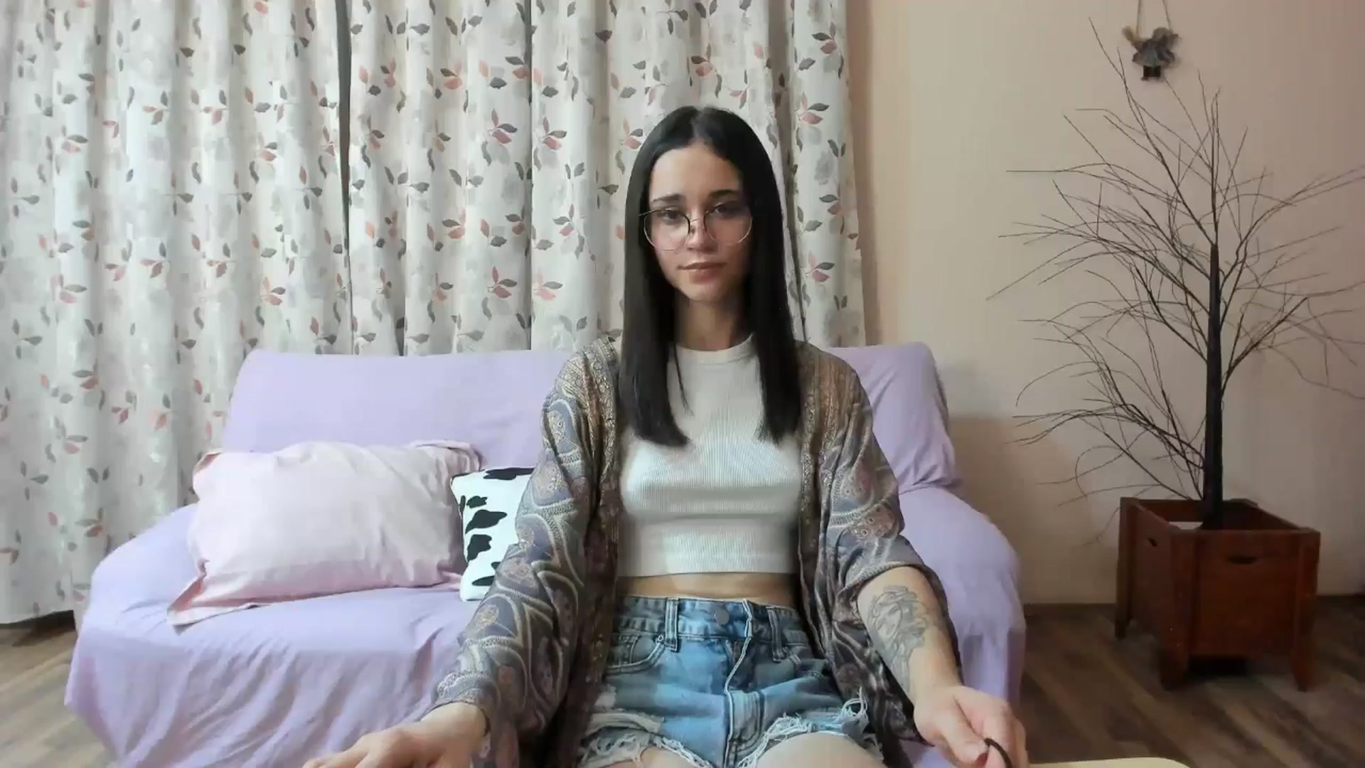 Gallery image thumbnail from aorra's myfreecams stream on, 08/20/2025, 21:09 image 5 of 20