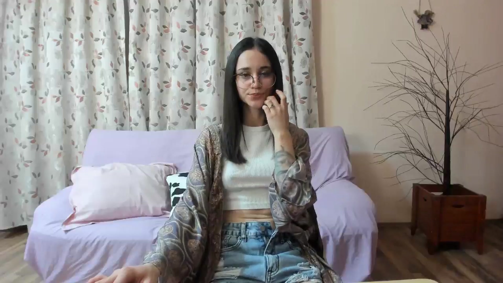 Gallery image thumbnail from aorra's myfreecams stream on, 08/20/2025, 21:09 image 4 of 20
