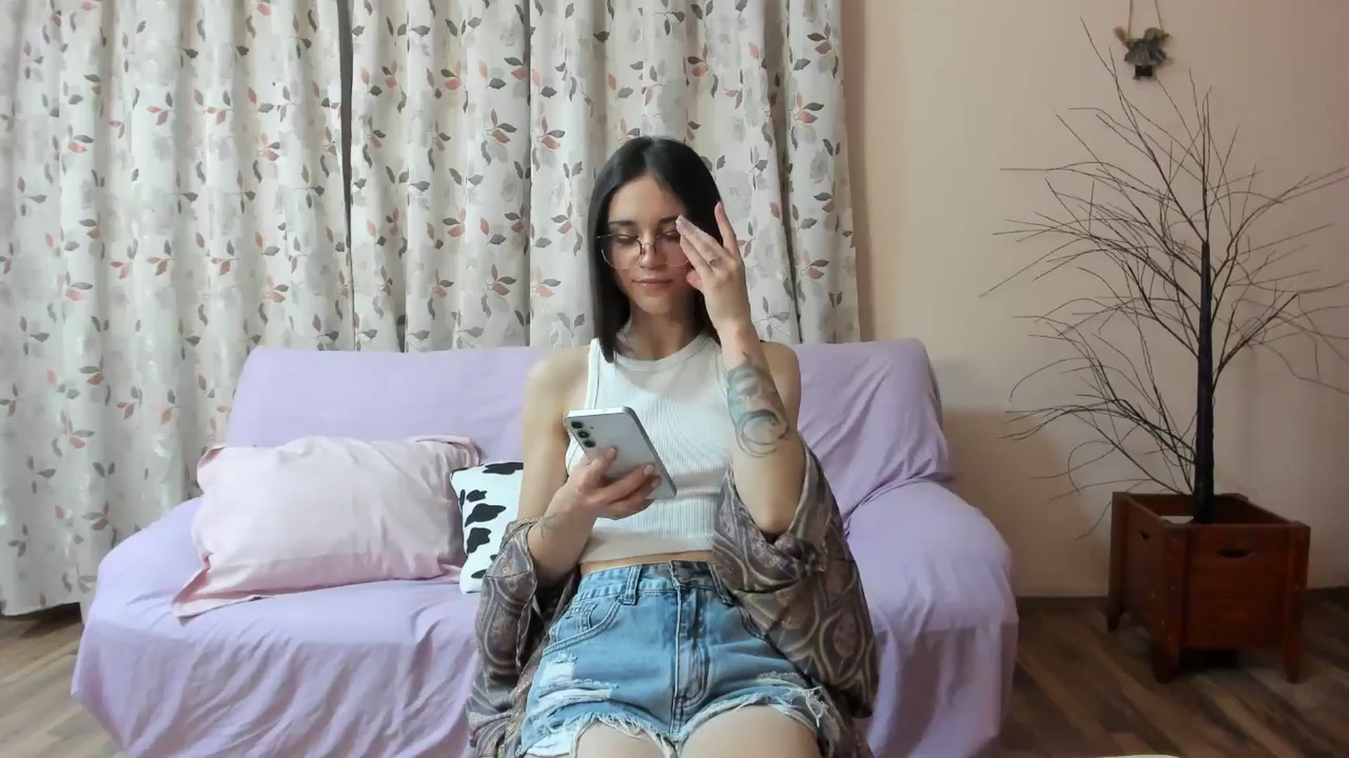 Gallery image thumbnail from aorra's myfreecams stream on, 08/20/2025, 21:09 image 12 of 20