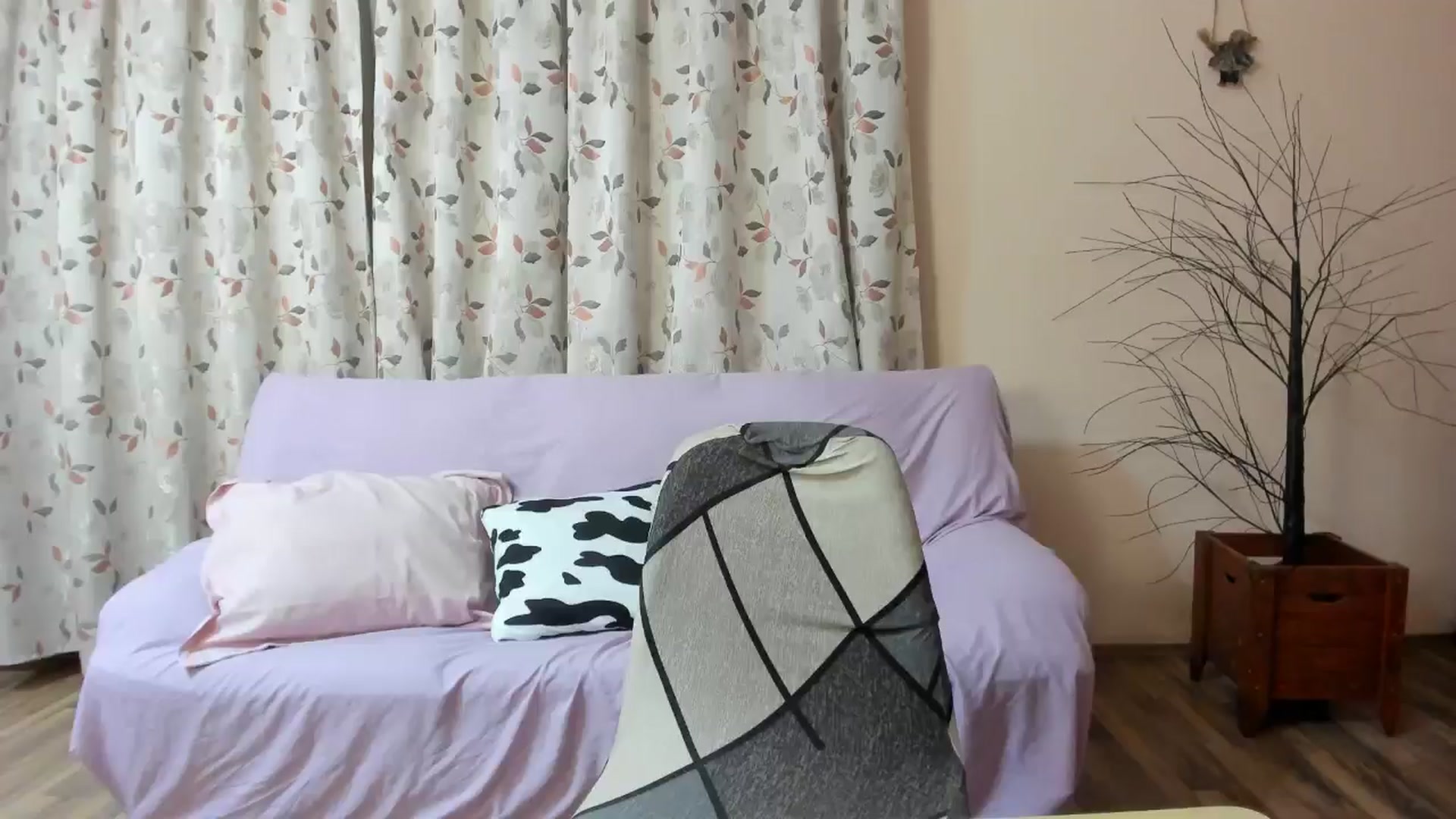 Gallery image thumbnail from aorra's myfreecams stream on, 08/20/2025, 21:09 image 1 of 20