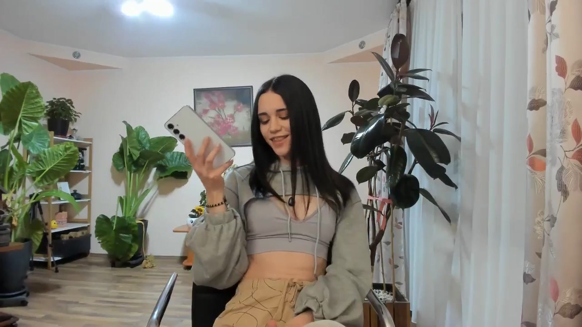 Gallery image thumbnail from aorra's myfreecams stream on, 10/09/2025, 11:56 image 14 of 20
