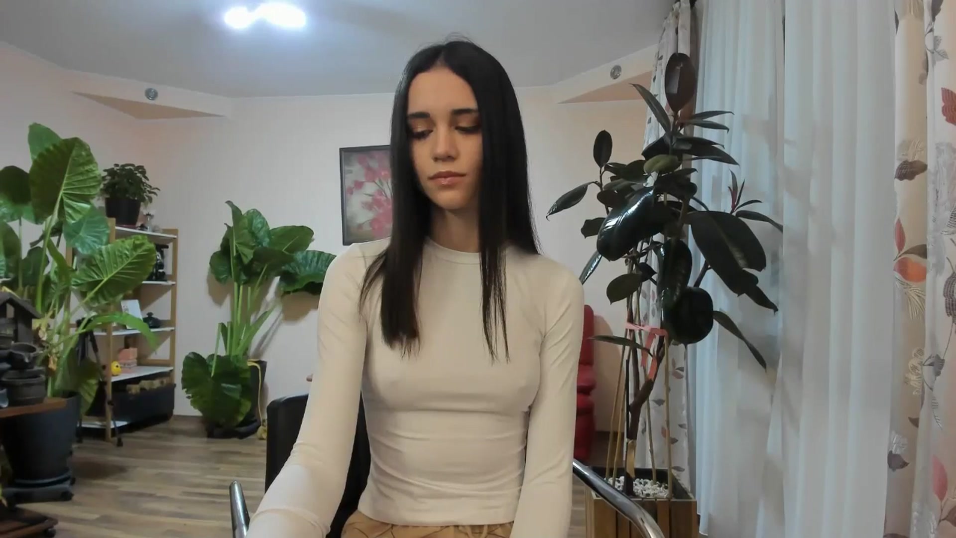 Gallery image thumbnail from aorra's myfreecams stream on, 10/09/2025, 12:51 image 2 of 20