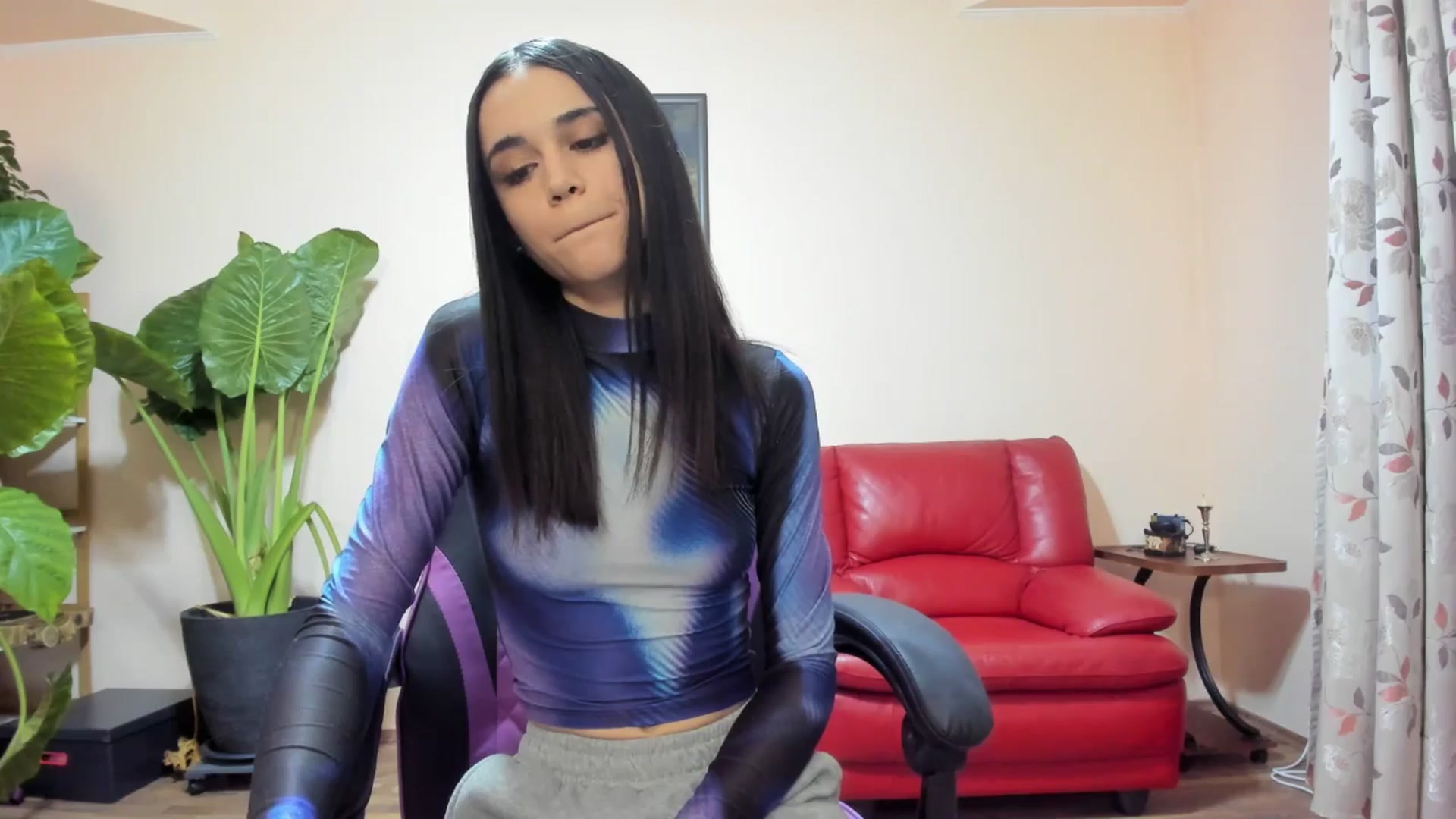 Gallery image thumbnail from aorra's myfreecams stream on, 10/15/2025, 10:31 image 10 of 20