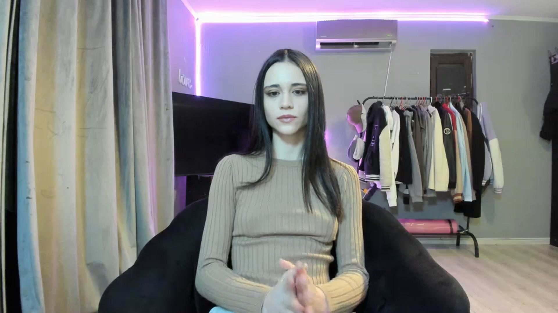 Gallery image thumbnail from aorra's myfreecams stream on, 03/15/2026, 01:01 image 7 of 20