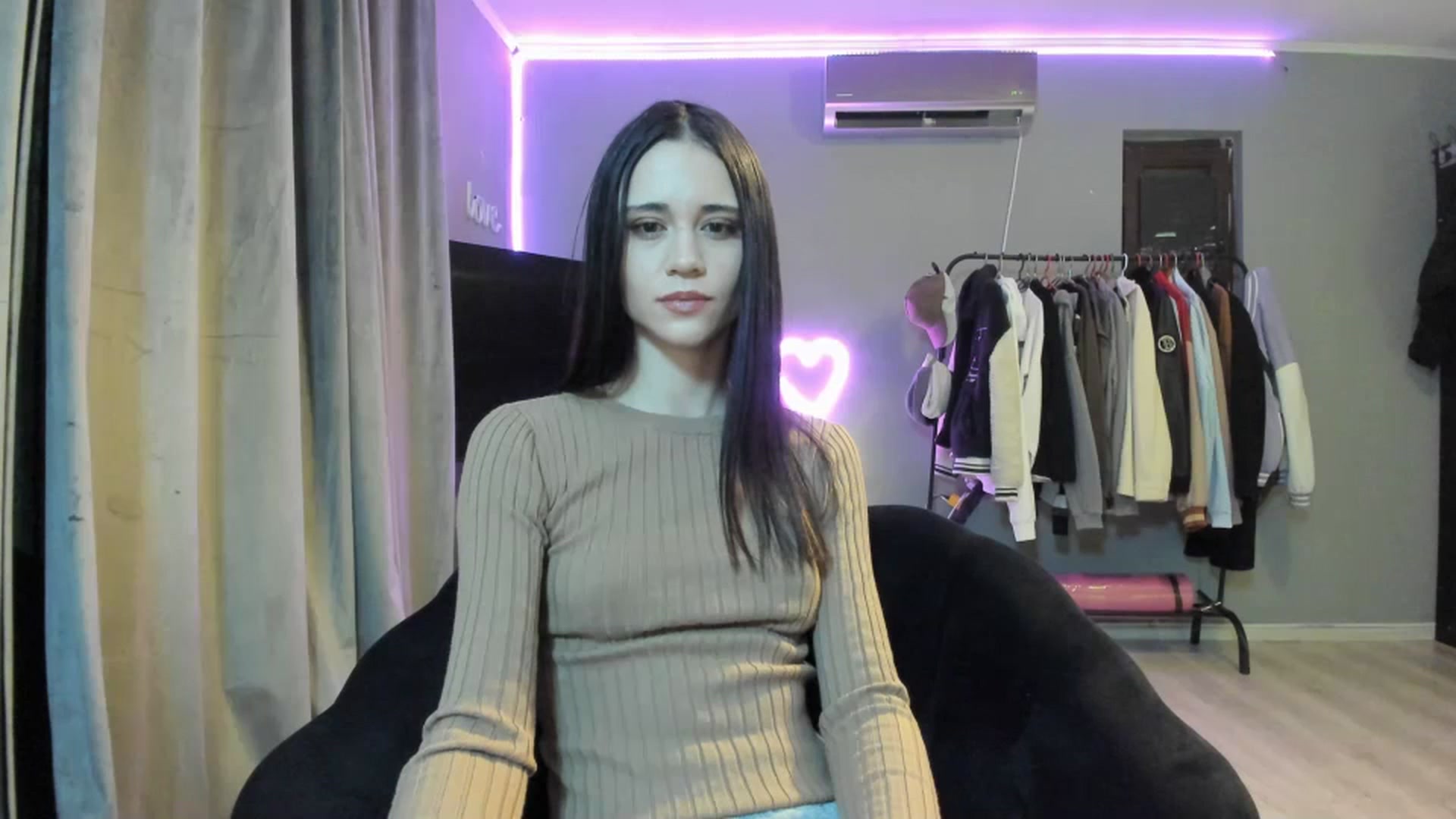 Gallery image thumbnail from aorra's myfreecams stream on, 03/15/2026, 01:01 image 1 of 20