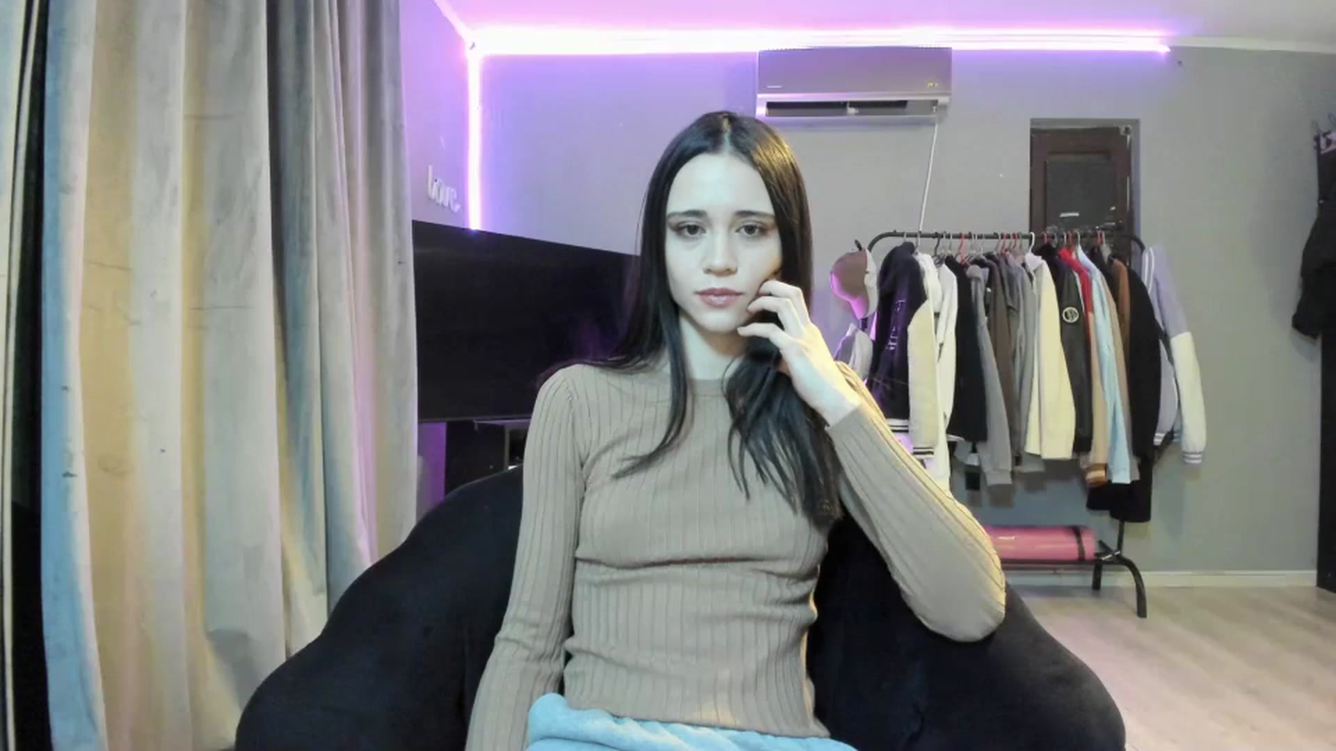 Gallery image thumbnail from aorra's myfreecams stream on, 03/15/2026, 01:01 image 8 of 20