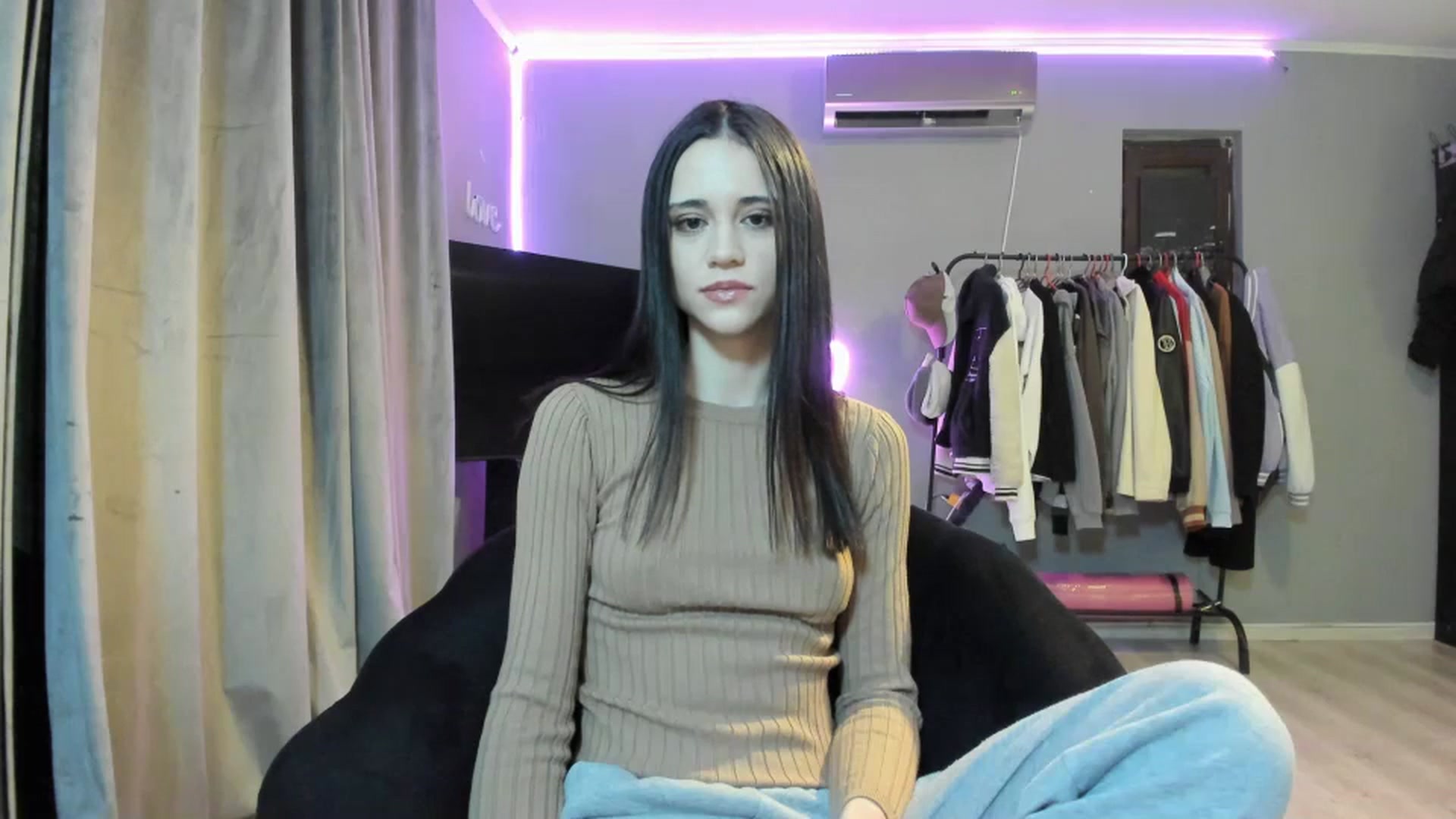 Gallery image thumbnail from aorra's myfreecams stream on, 03/15/2026, 01:01 image 19 of 20